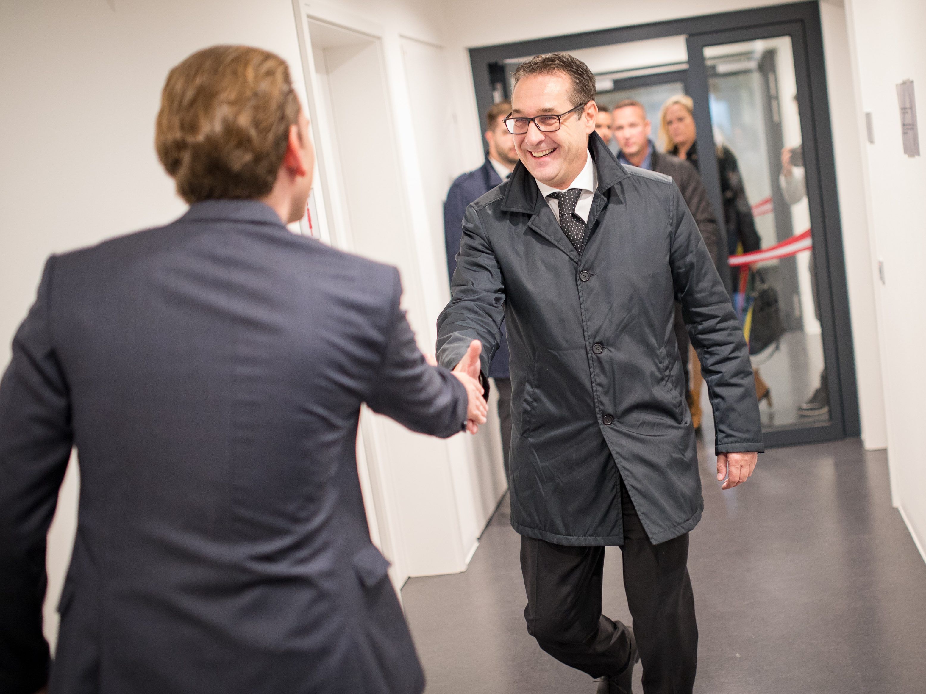 Sebastian Kurz und Heinz-Christian Strache gehen weiter aufeinander zu.