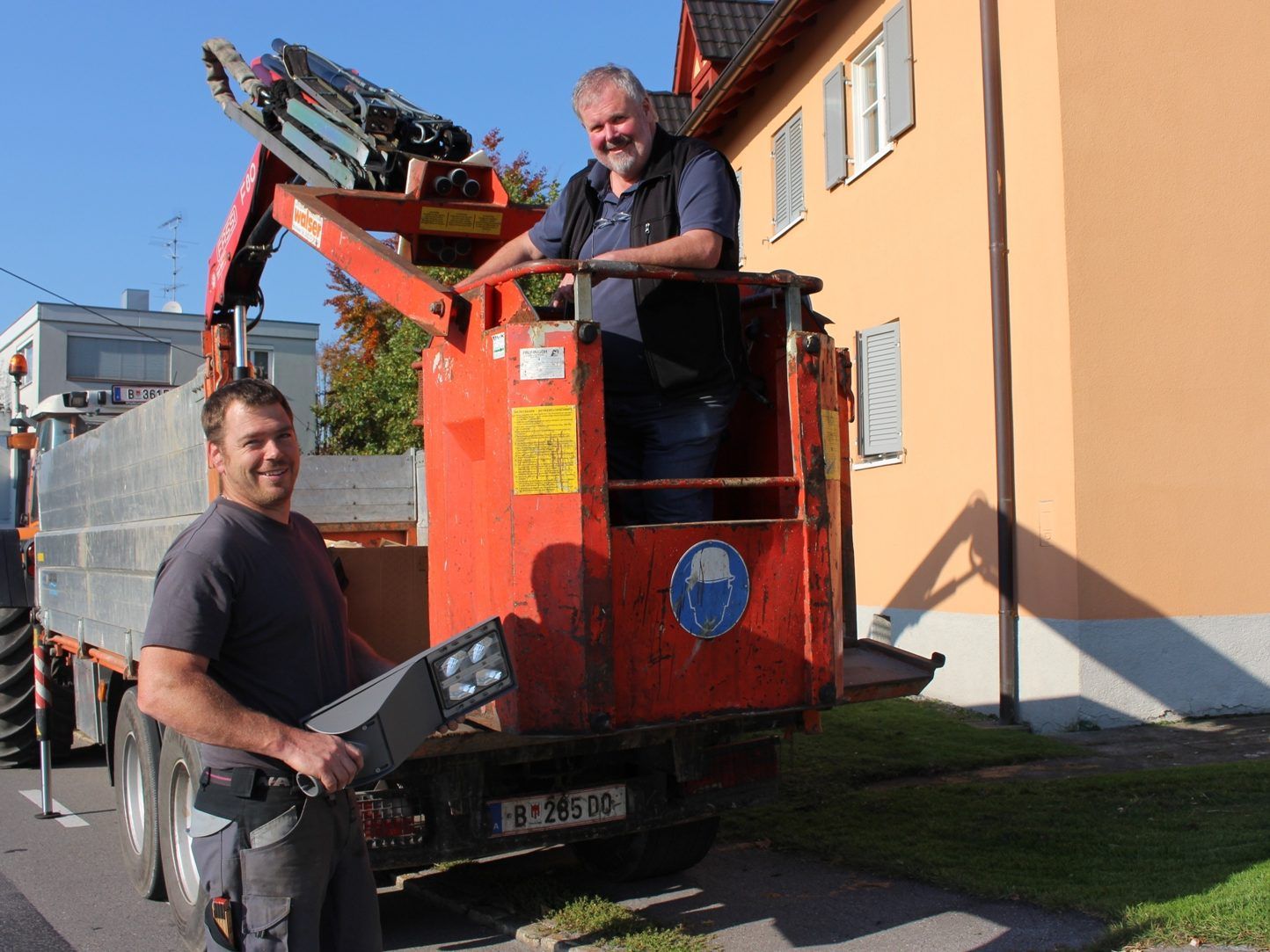 Von den Gemeindemitarbeitern Andreas Fessler und Harald Boch werden die veralteten Lichtkörper der herkömmlichen Straßenbeleuchtung Schritt für Schritt gegen neue energieeffiziente LED-Leuchten ausgetauscht Von den Gemeindemitarbeitern Andreas Fessler und Harald Boch werden die veralteten Lichtkörper der herkömmlichen Straßenbeleuchtung Schritt für Schritt gegen neue energieeffiziente LED-Leuchten ausgetauscht