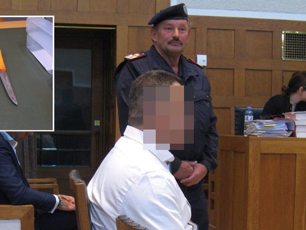 Angeklagter: Dass er seine Frau erstochen hat, ist klar. Die Frage ist, welche Straftat hier vorliegt Angeklagter: Dass er seine Frau erstochen hat, ist klar. Die Frage ist, welche Straftat hier vorliegt