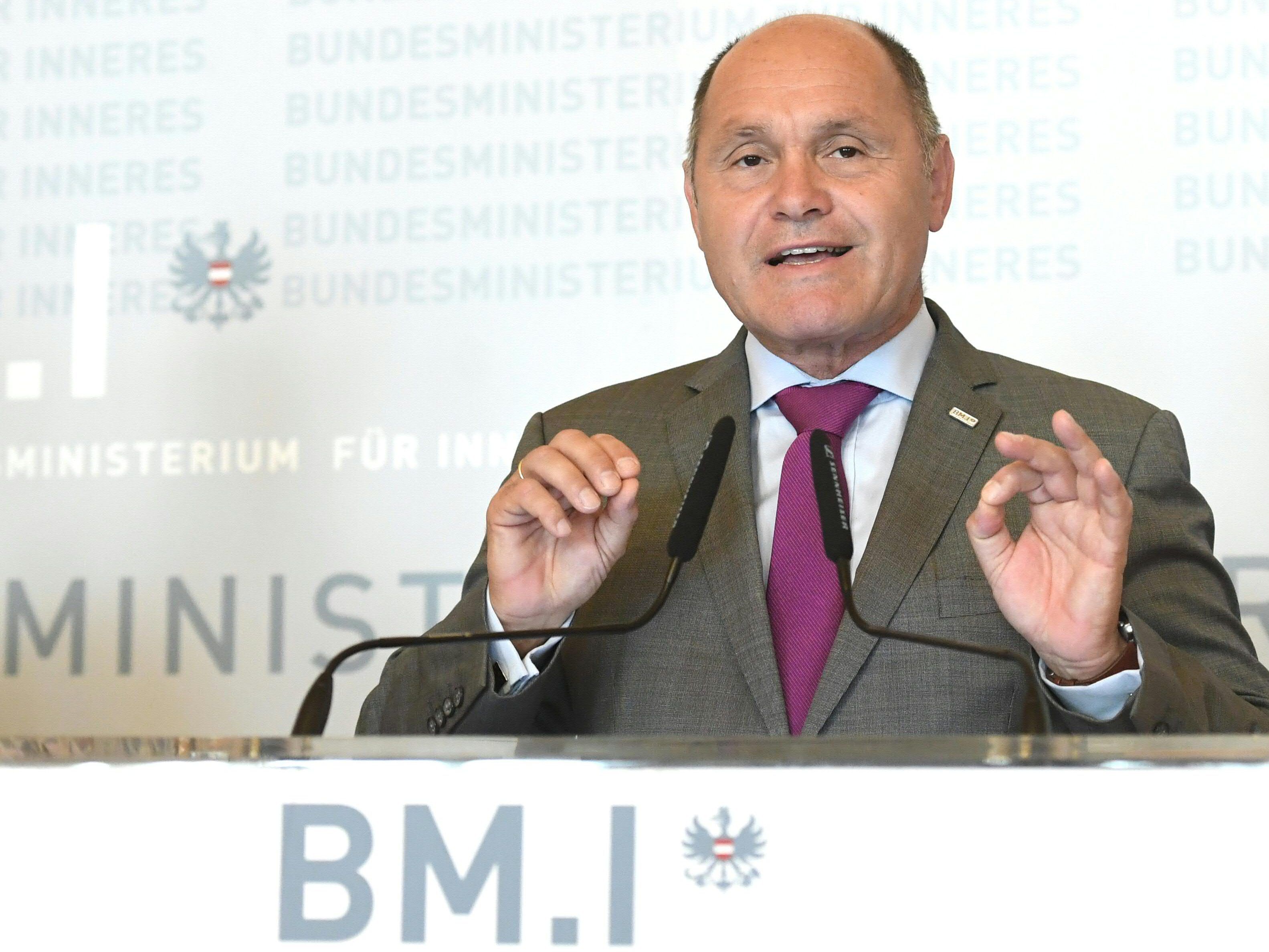 Innenminster Wolfgang Sobotka verkündet das vorläufige Endergebnis der Nationalratswahl.