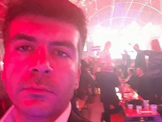 PULS 4-Reporter Arman Behpurnia wurd laut eigenen Angaben auf einer Waählparty der FPÖ angegriffen. PULS 4-Reporter Arman Behpurnia wurd laut eigenen Angaben auf einer Waählparty der FPÖ angegriffen.