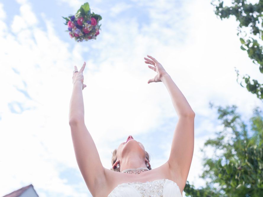 Zu den beliebtesten Traditionen gehört nach wie vor das Brautstraußwerfen