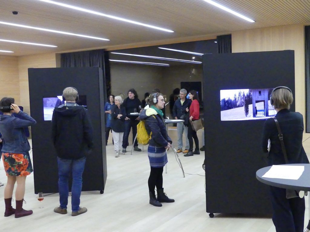 Die Video-Installationen können im Pfarrsaal Krumbach besichtigt werden. Die Video-Installationen können im Pfarrsaal Krumbach besichtigt werden.