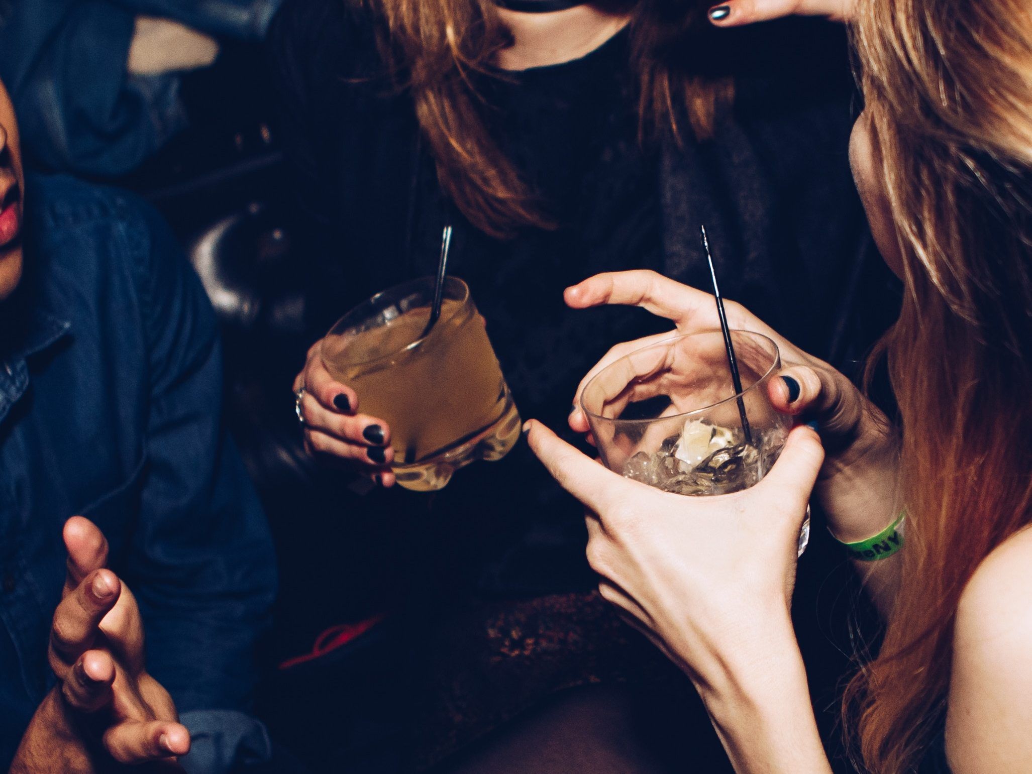 Die Polizei beendete die Studentenparty, worauf die Teilnehmer skandierend durch die Gassen zogen. Die Polizei beendete die Studentenparty, worauf die Teilnehmer skandierend durch die Gassen zogen.