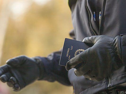 Die Schlepper besorgten gefälschte Pässe und Dokumente