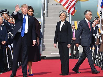 Präsident und First Lady am Flughafen von Osan Präsident und First Lady am Flughafen von Osan