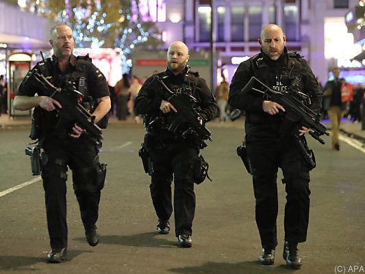 Bewaffnete Polizisten im Einsatz Bewaffnete Polizisten im Einsatz
