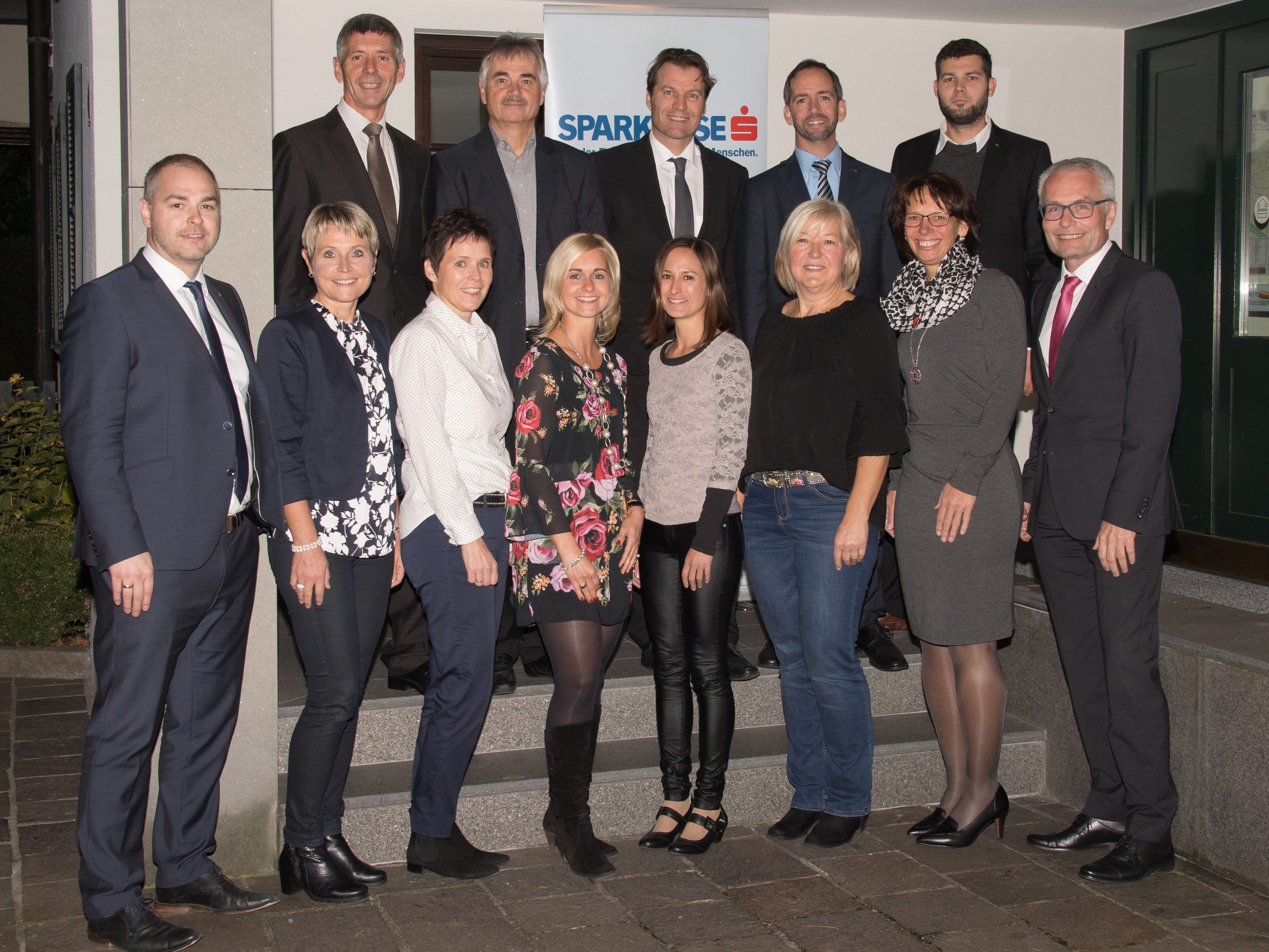 vordere Reihe (v.li.): Vorstandsdirektor Daniel Mierer, Karin Moll, Brigitte Beer, Manuela Bitschnau, Nicole Bachmann-Tschofen, Ulrike Müller, Beate Ender und Vorstandsdirektor Anton Steinberger. Hintere Reihe (v.li.): Walter Tiefenthaler, Erich Schatzmann, Hannes Fehr, Frank Schleinitz und Ramon Lampert. Nicht im Bild: Judith Tschohl und Harald Zampedri vordere Reihe (v.li.): Vorstandsdirektor Daniel Mierer, Karin Moll, Brigitte Beer, Manuela Bitschnau, Nicole Bachmann-Tschofen, Ulrike Müller, Beate Ender und Vorstandsdirektor Anton Steinberger. Hintere Reihe (v.li.): Walter Tiefenthaler, Erich Schatzmann, Hannes Fehr, Frank Schleinitz und Ramon Lampert. Nicht im Bild: Judith Tschohl und Harald Zampedri