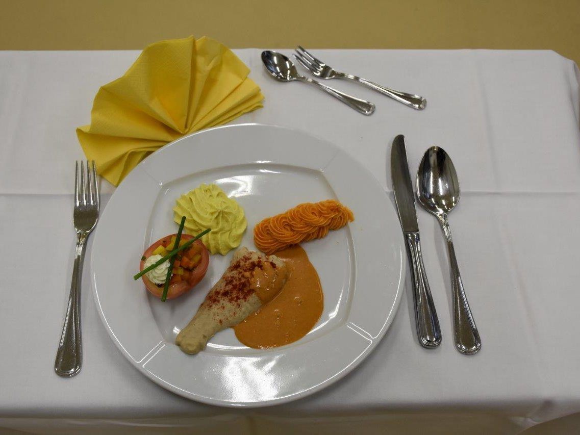In Form gebracht: Hühnerkeule mit Curryreis und Karotten