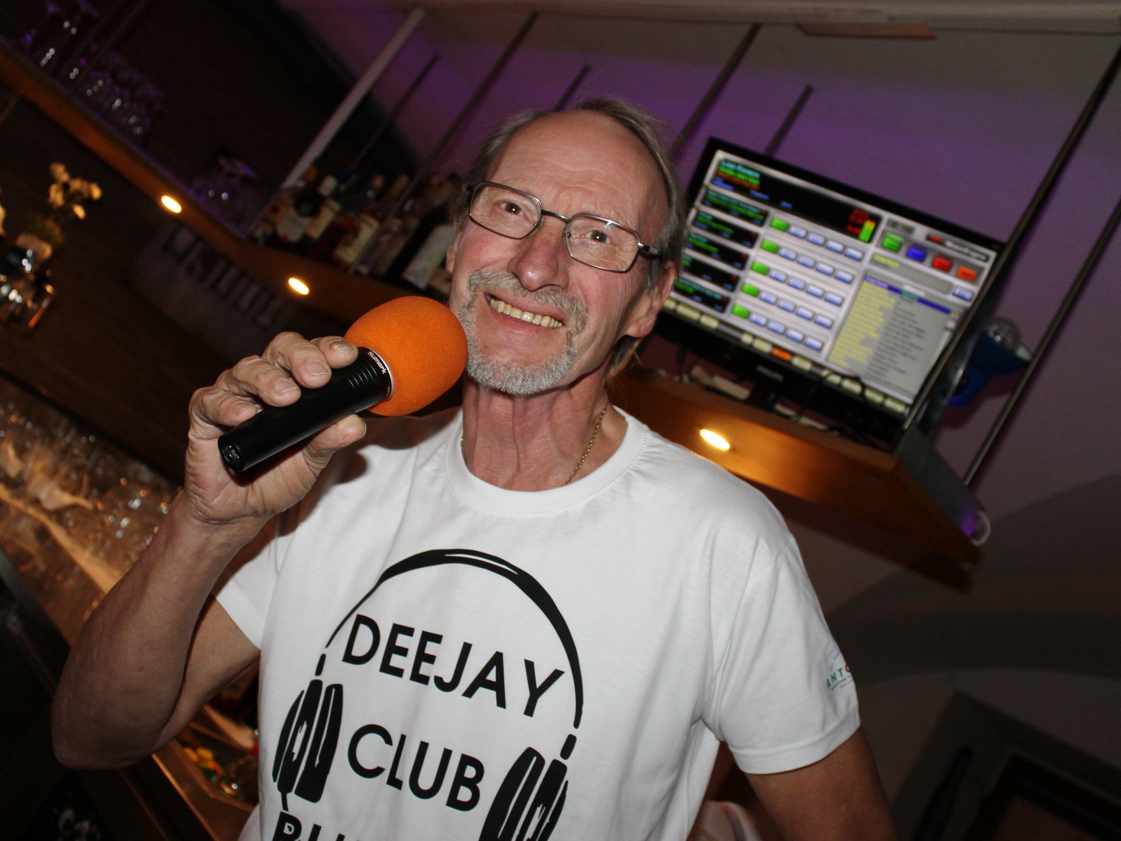 Helmut van Bracht sorgt heute Freitag, ab 20.30 Uhr als DJ Old Henry für Schlager- und Oldiestimmung in Antoio´s Bar Helmut van Bracht sorgt heute Freitag, ab 20.30 Uhr als DJ Old Henry für Schlager- und Oldiestimmung in Antoio´s Bar