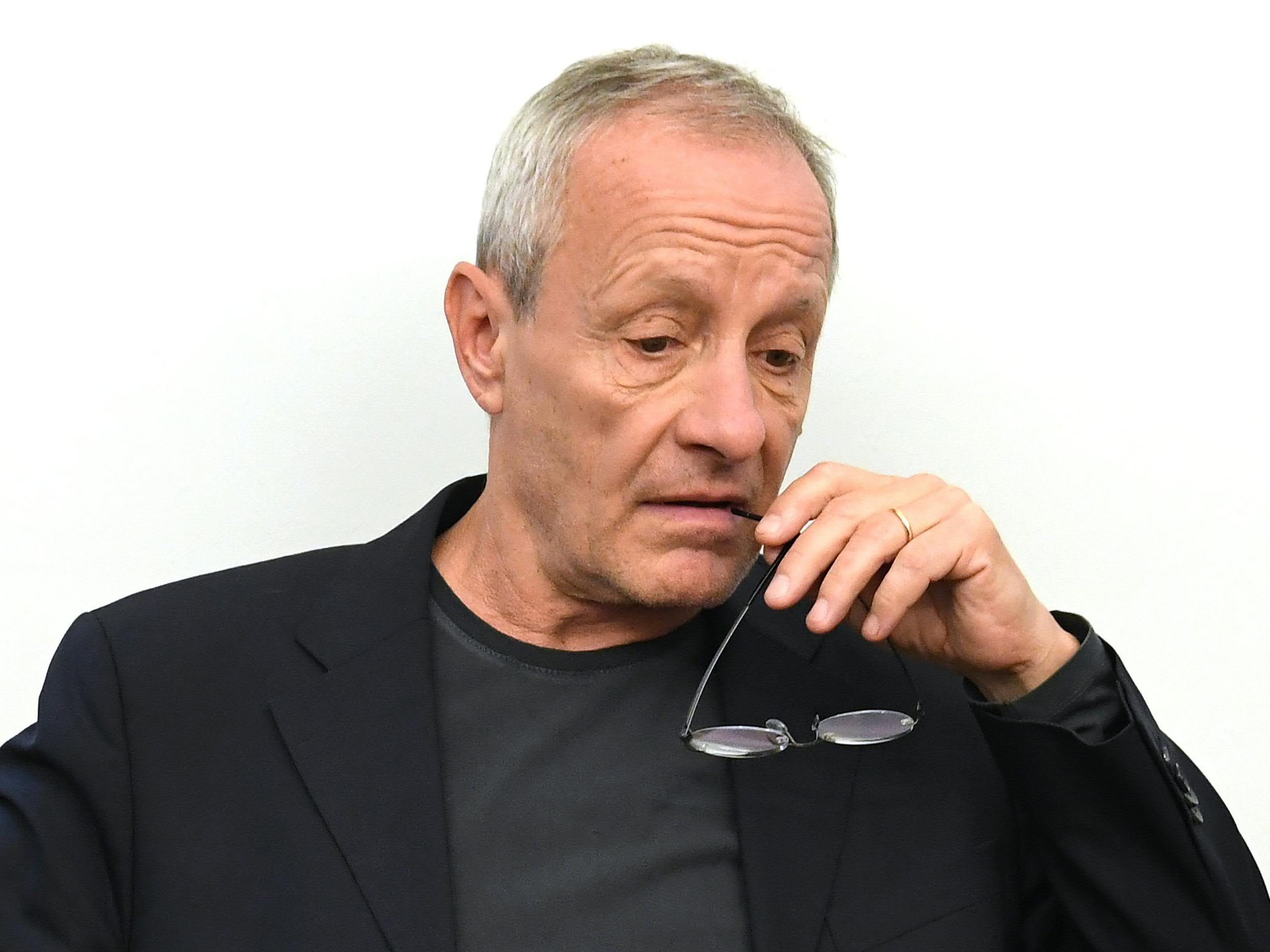 Peter Pilz will sein Mandat nun doch nicht annehmen. Peter Pilz will sein Mandat nun doch nicht annehmen.