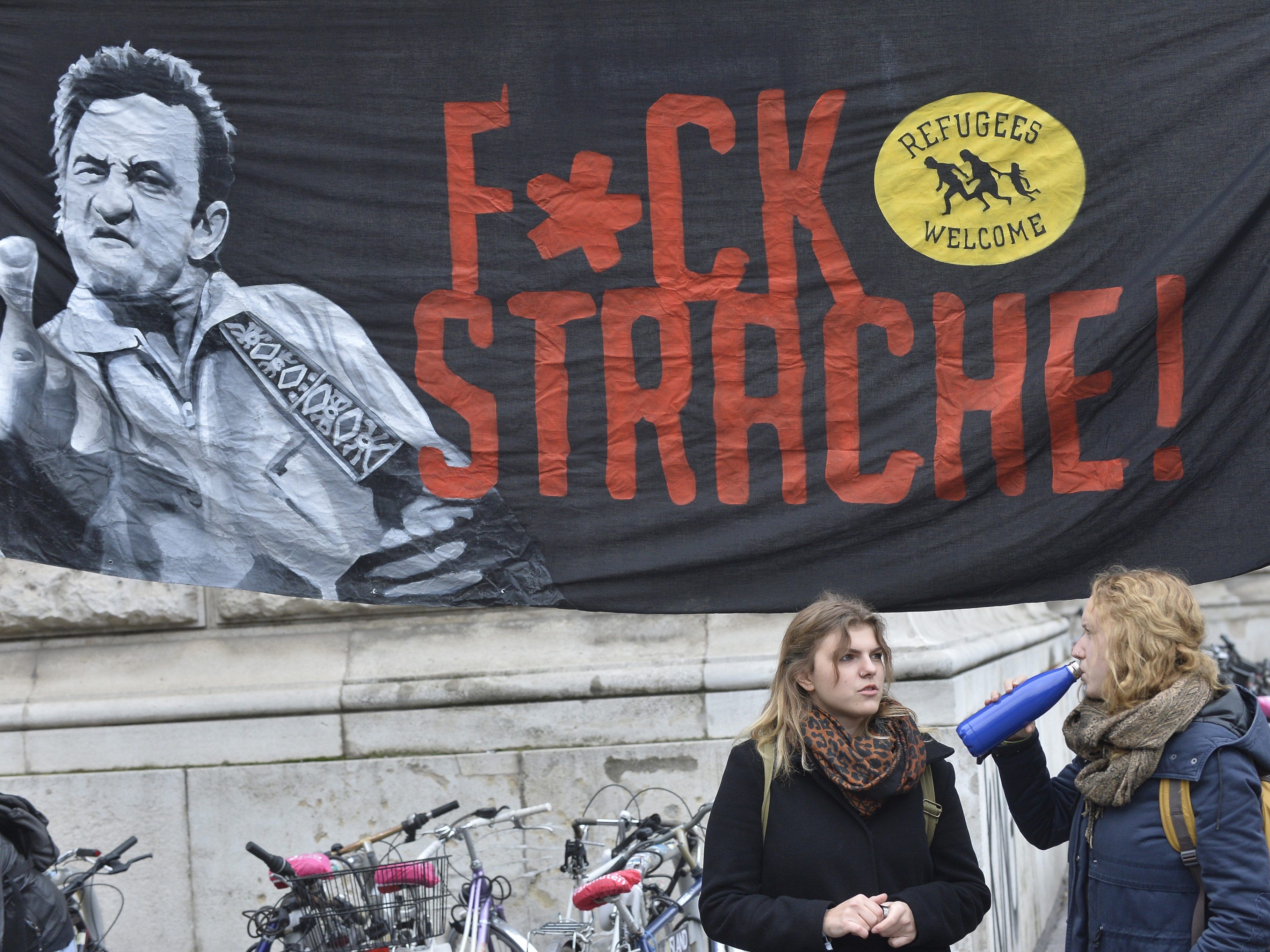 Die Demonstrationen gegen FPÖ-Abgeordnete begannen ruhig.