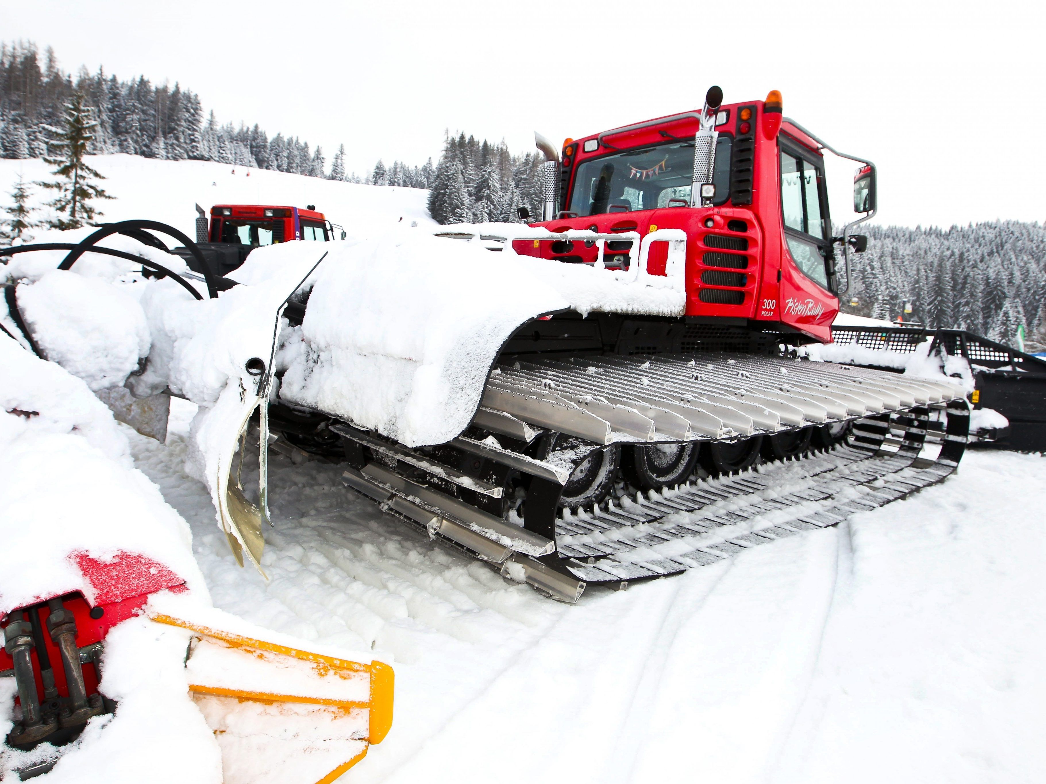 Ein Skifahrer wurde von einer Pistenraube erfasst.