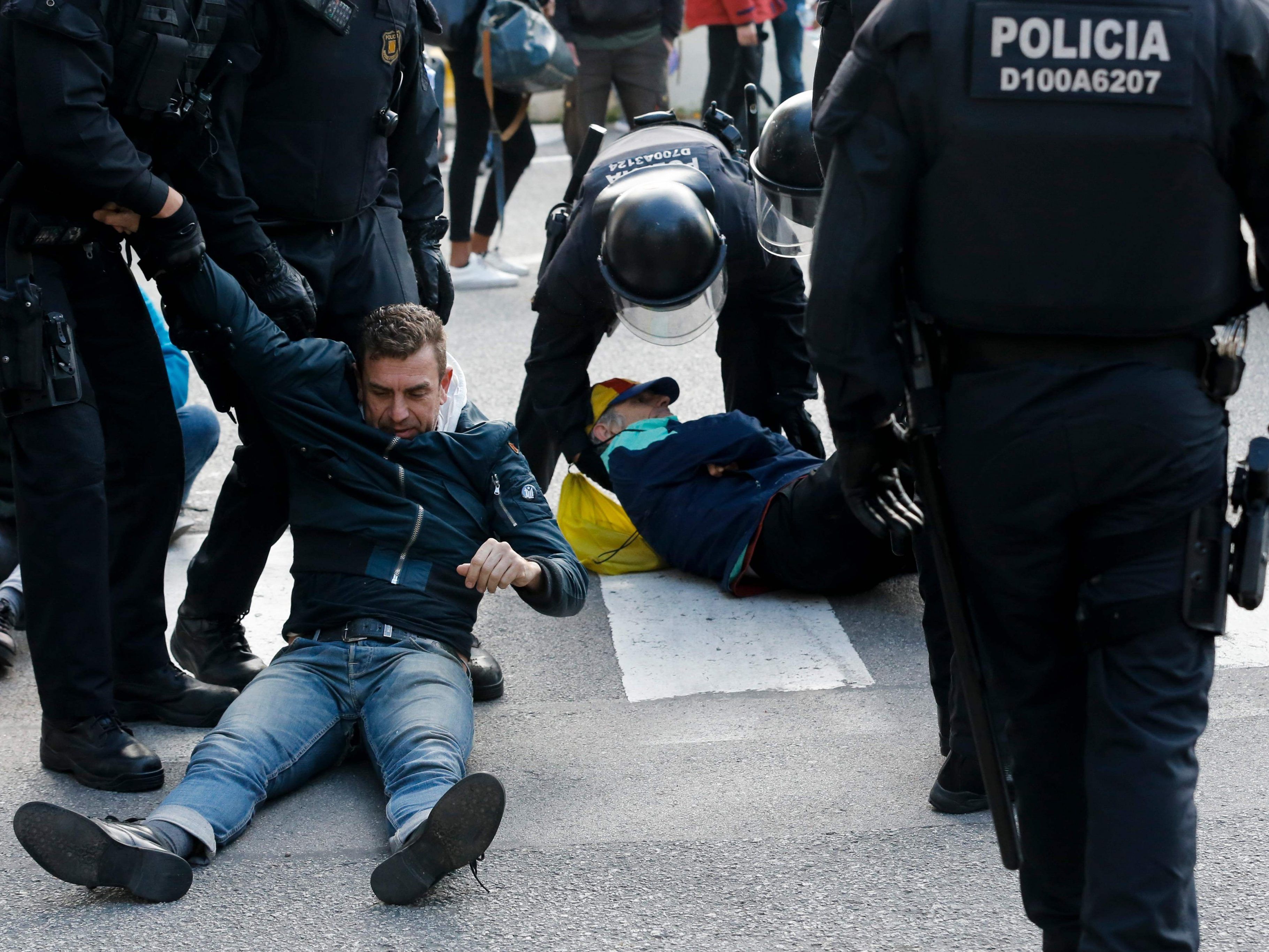 Die Demonstranten errichteten Straßenblockaden. Die Demonstranten errichteten Straßenblockaden.