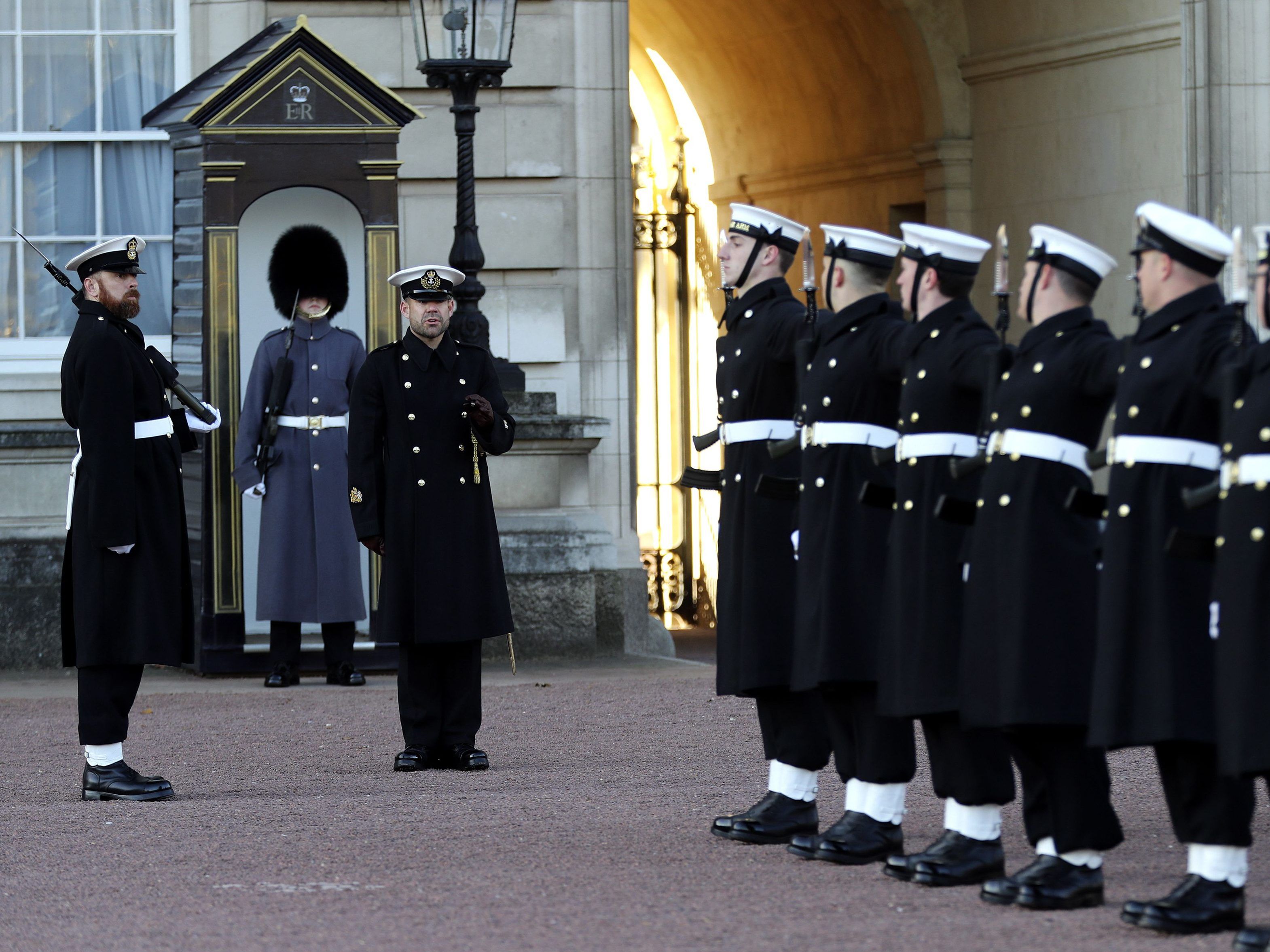 Die Royal Marine führt den Wachwechsel aus. Die Royal Marine führt den Wachwechsel aus.