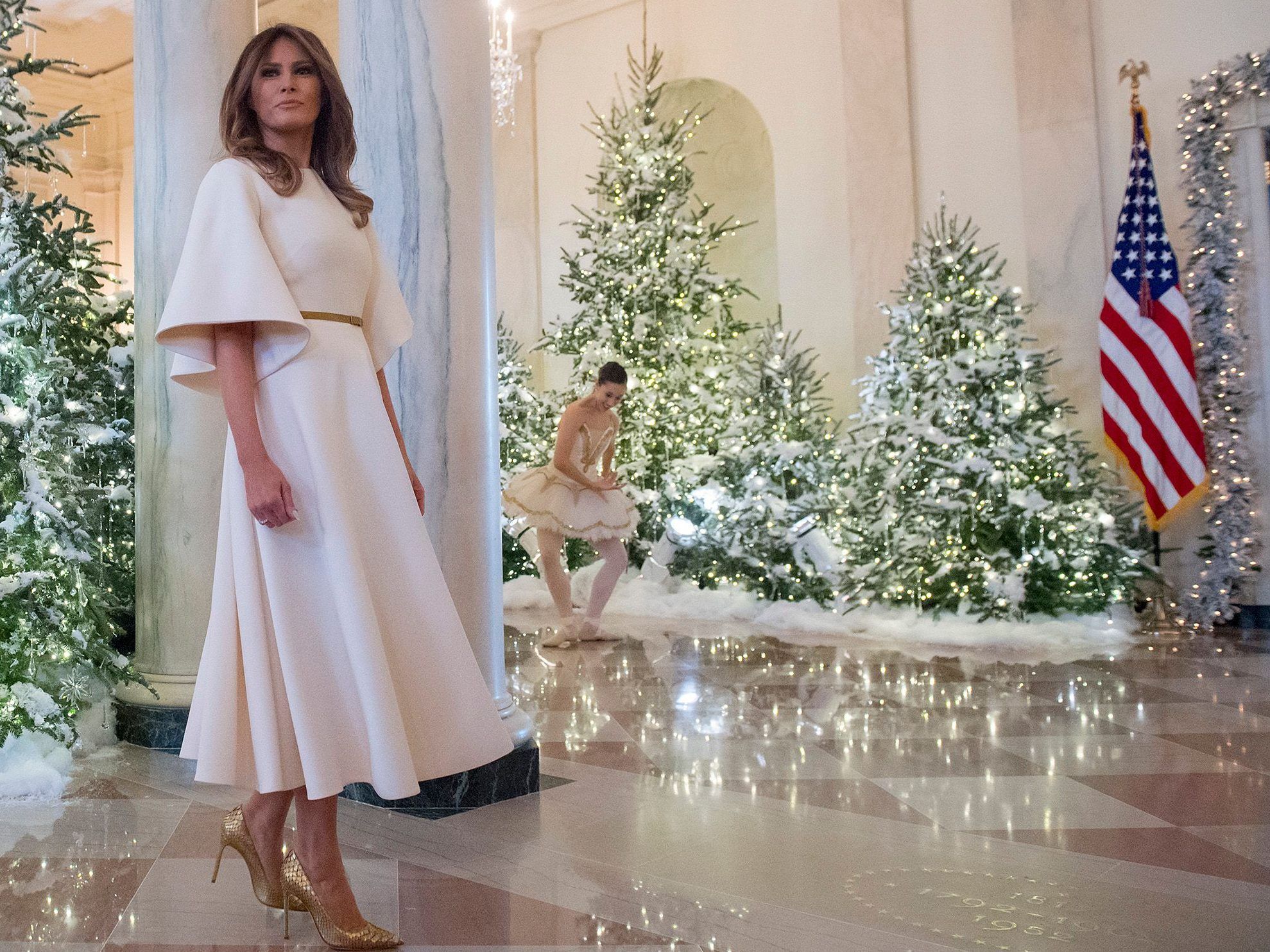 Zur Eröffnung von Melania Trumps Winter-Wunderland im Weißen Haus tanzten Ballettänzer "Schwanensee". Zur Eröffnung von Melania Trumps Winter-Wunderland im Weißen Haus tanzten Ballettänzer "Schwanensee".