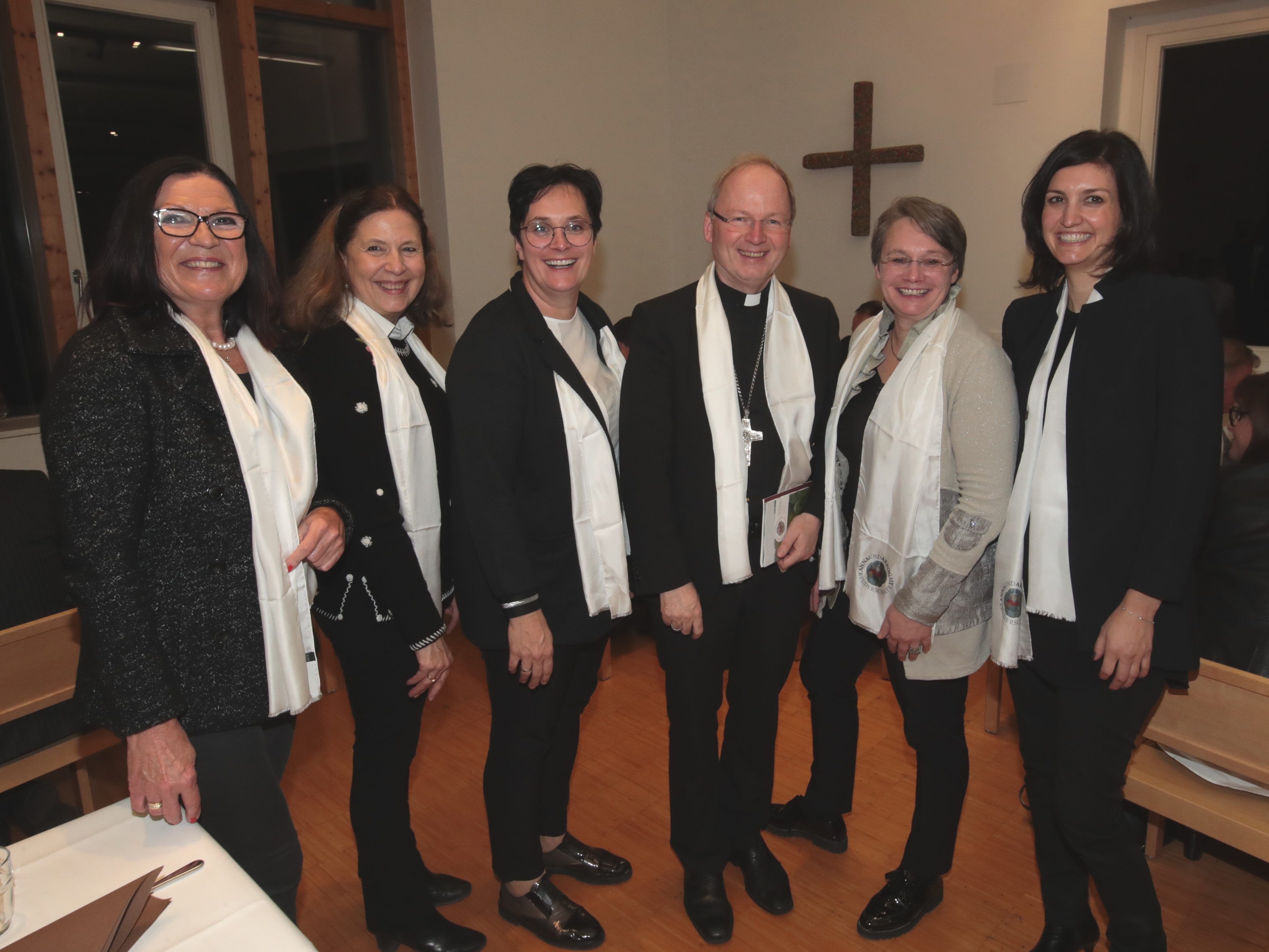 v.li. Herta Loacker, Roswitha Rützler, Ursula Jehle, Bischof Benno Elbs, Barbara Tomaselli, Conny Prenn.