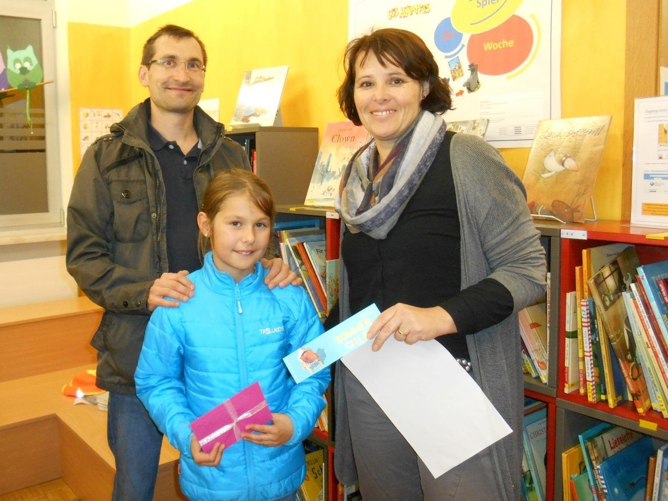 Gewinnerin Johanna Öhlinger mit Papa und Wilma Schneller von der Bibliothek Altach Gewinnerin Johanna Öhlinger mit Papa und Wilma Schneller von der Bibliothek Altach