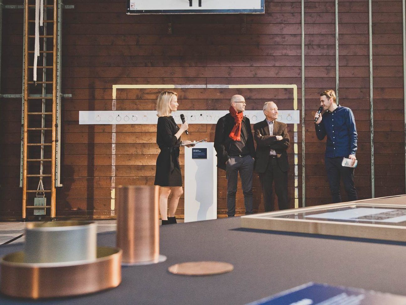 Verleihung des LAVA Award in der Turnhalle im Gymnasiumhof (v.l.n.r): Moderatorin Stephanie Fend, Typograf Roland Stieger, Buchgestalter Jost Hochuli und Festivalleiter Ingo Türtscher