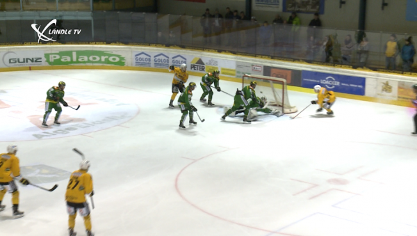 Alex De Lorenzo Leo wuchtet den Puck an EHC - Hüter Rämö zum 2:4 Endstand in die Maschen.