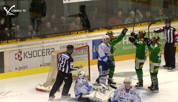 Yan Stasny bejubelt den ersten Führungstreffer zum 3:2. Er war es auch, der für den 5:3 Endstand sorgte.