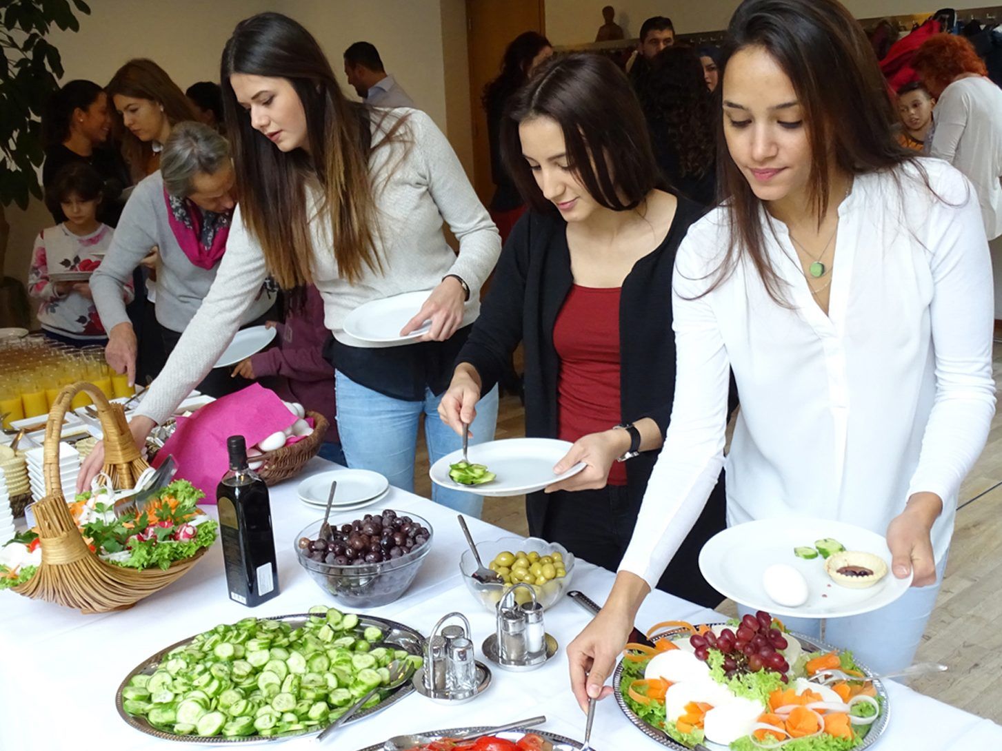 Beim interkulturellen Sonntagsbruch „Orient trifft Okzident“ wartet ein reichhaltiges Buffet.