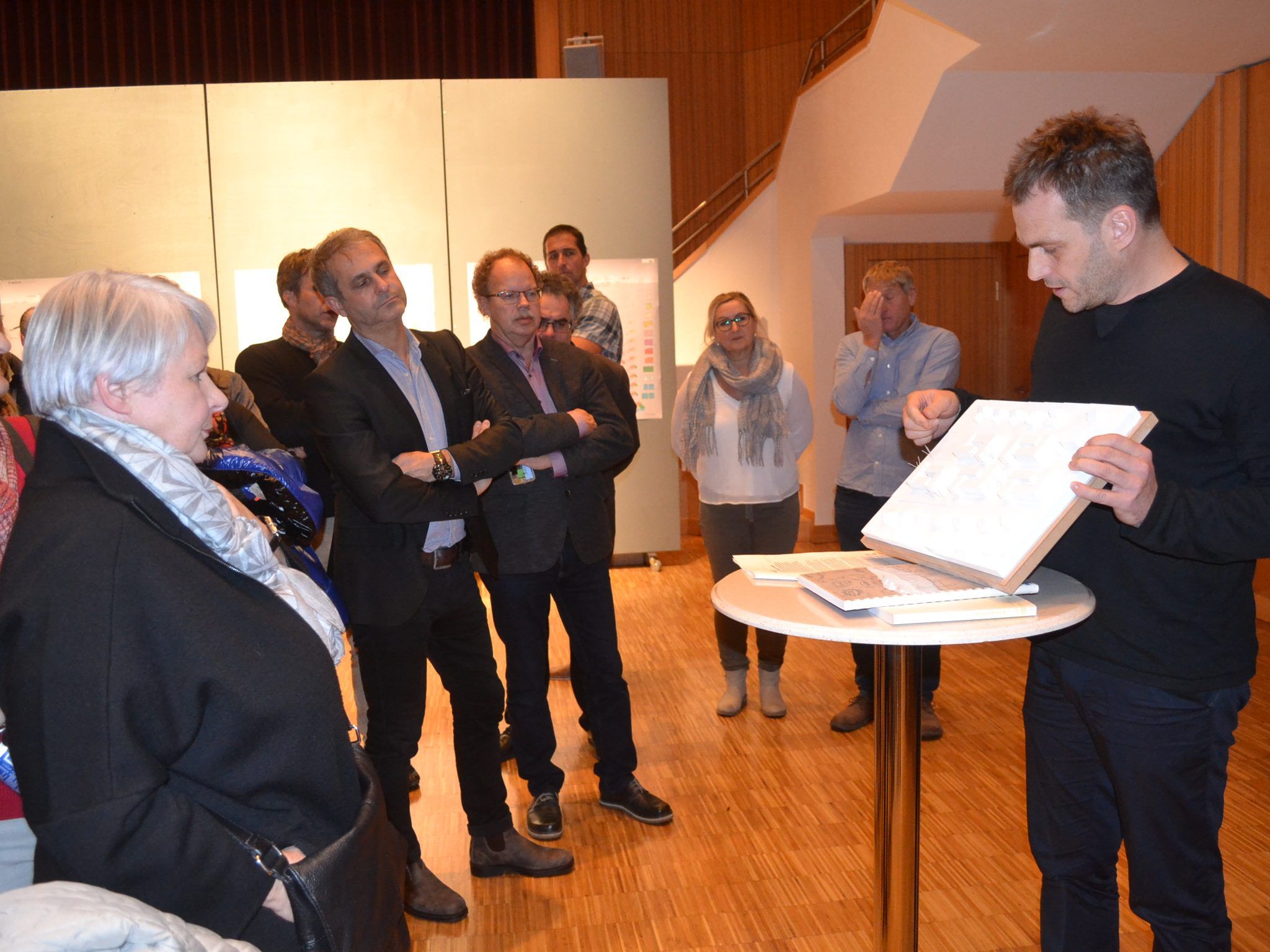 Architekt Andreas Cukrowitz präsentierte den Gemeindevertretern das Siegerprojekt. Architekt Andreas Cukrowitz präsentierte den Gemeindevertretern das Siegerprojekt.