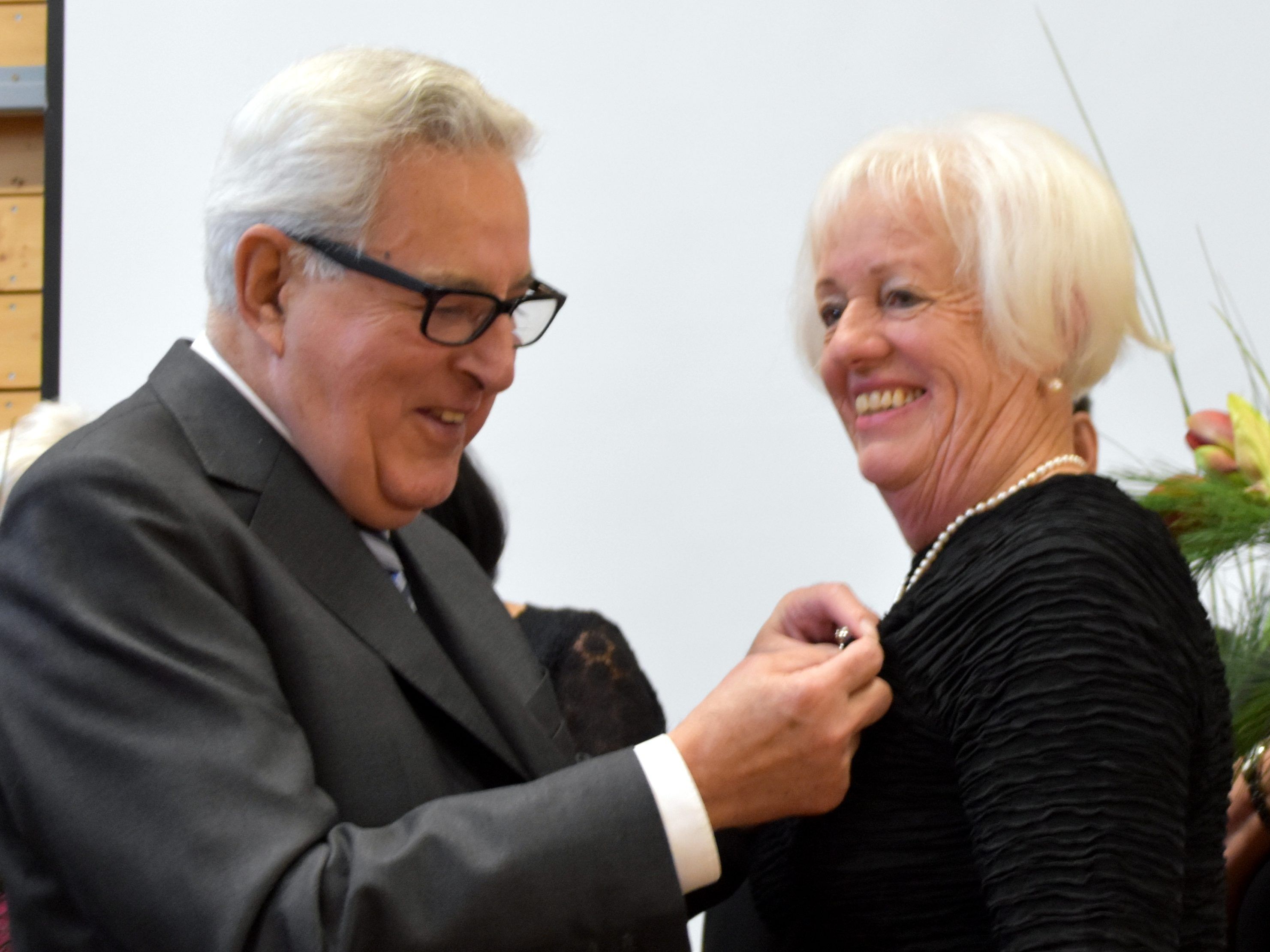 Gottfried Feurstein zeichnet Reinelde Gut mit der silberne Nadel aus. Gottfried Feurstein zeichnet Reinelde Gut mit der silberne Nadel aus.