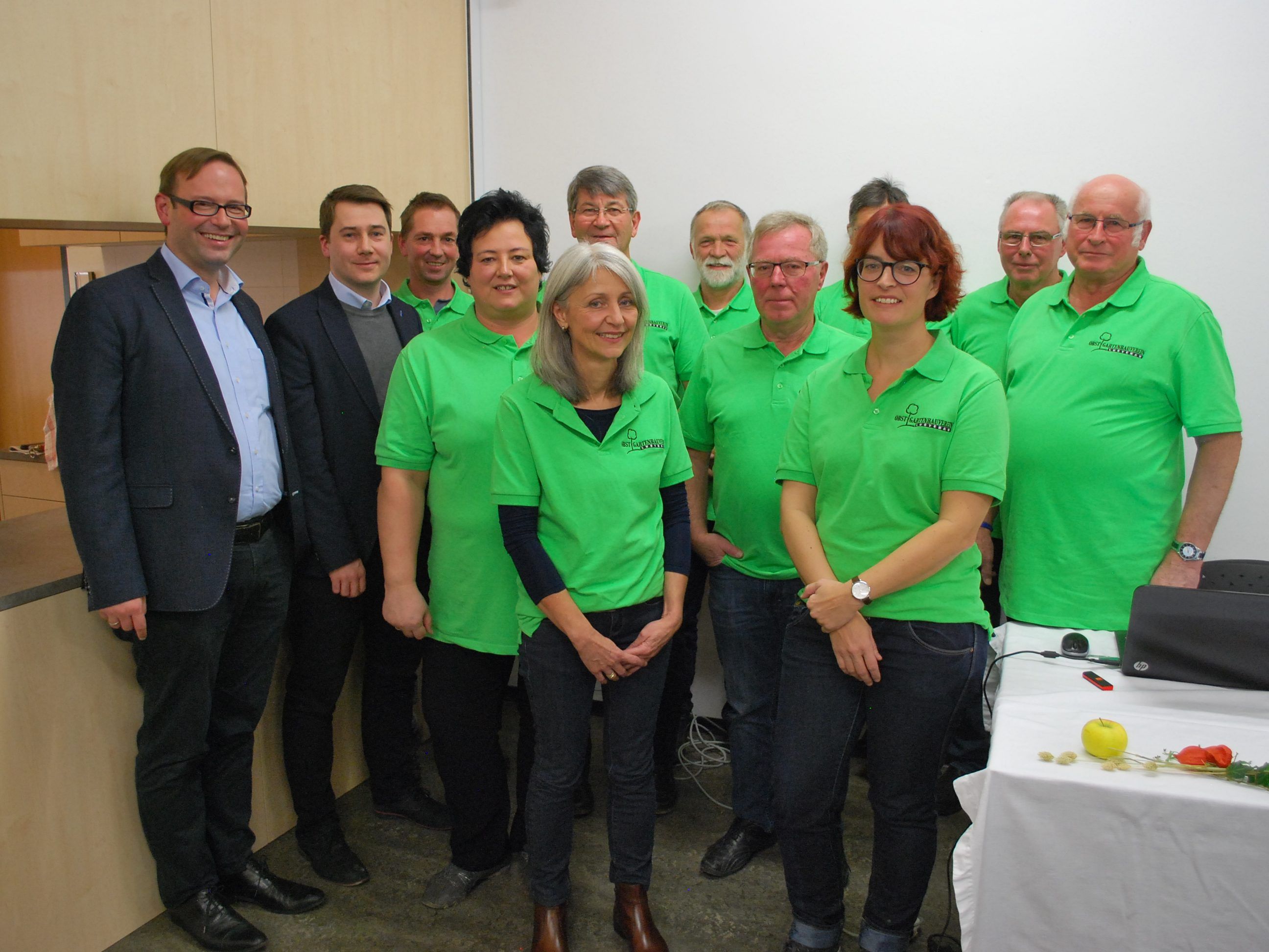 Das Team des OGV Lustenau mit Obfrau Cornelia Maier (4. vl) freut sich über das erfolgreich abgeschlossene Vereinsjahr. Mit dabei Daniel Steinhofer und Patrick Wiedl (vl).