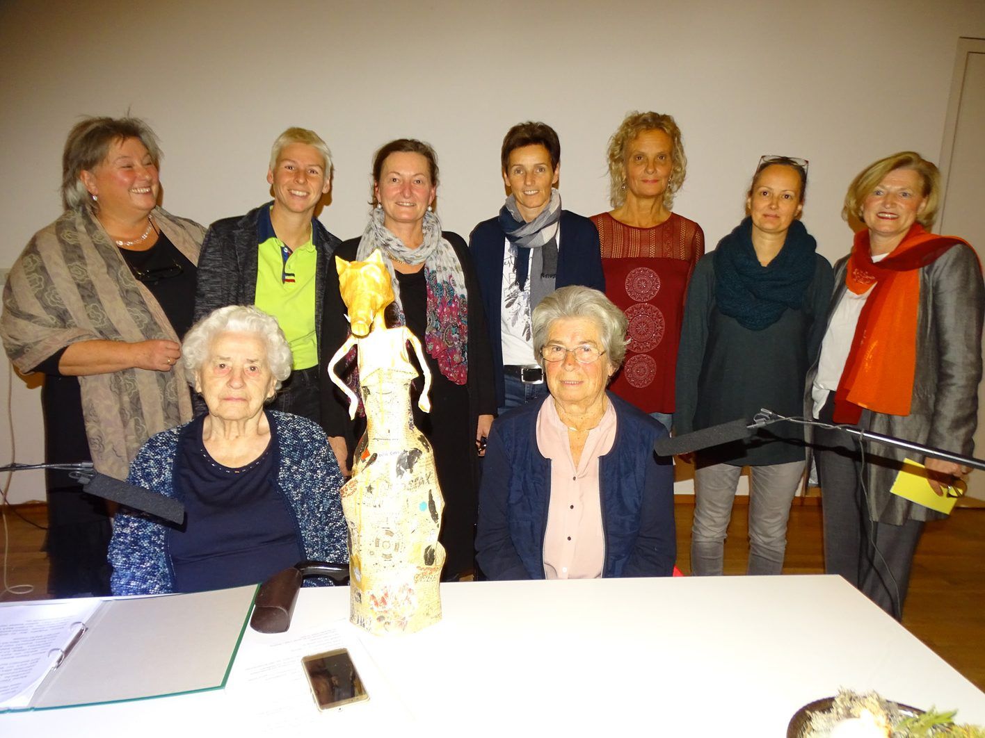 Die Emsbachinnen mit Gertrud Mathis (vorne l.) und Hilde Giesinger. Die Emsbachinnen mit Gertrud Mathis (vorne l.) und Hilde Giesinger.