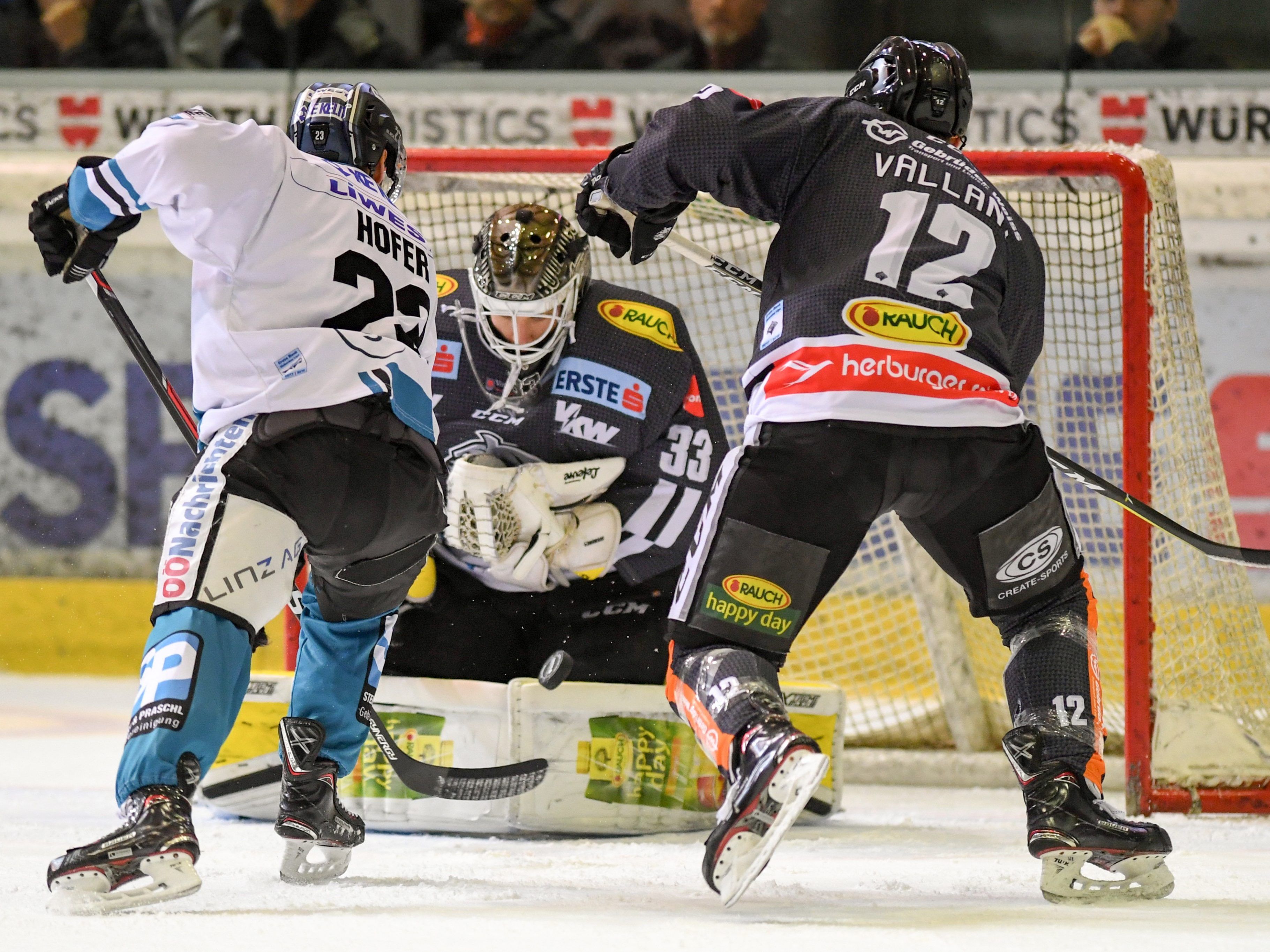 Die Bulldogs und die Black Wings Linz lieferten sich einen spannenden Kampf. Die Bulldogs und die Black Wings Linz lieferten sich einen spannenden Kampf.