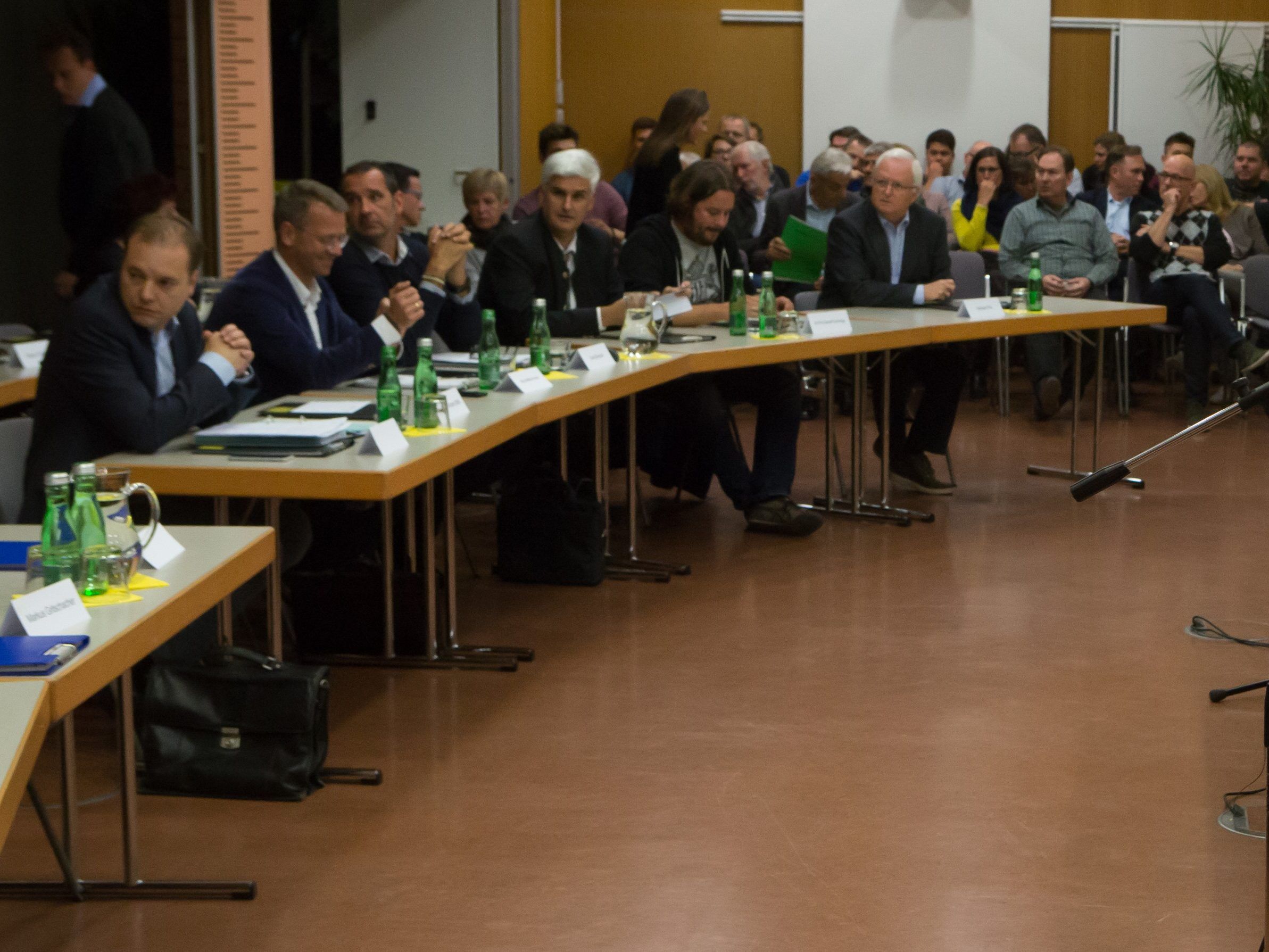 Die zahlreichen Zuschauer erlebten einen hitzigen und sehr persönlichen Schlagabtausch.
