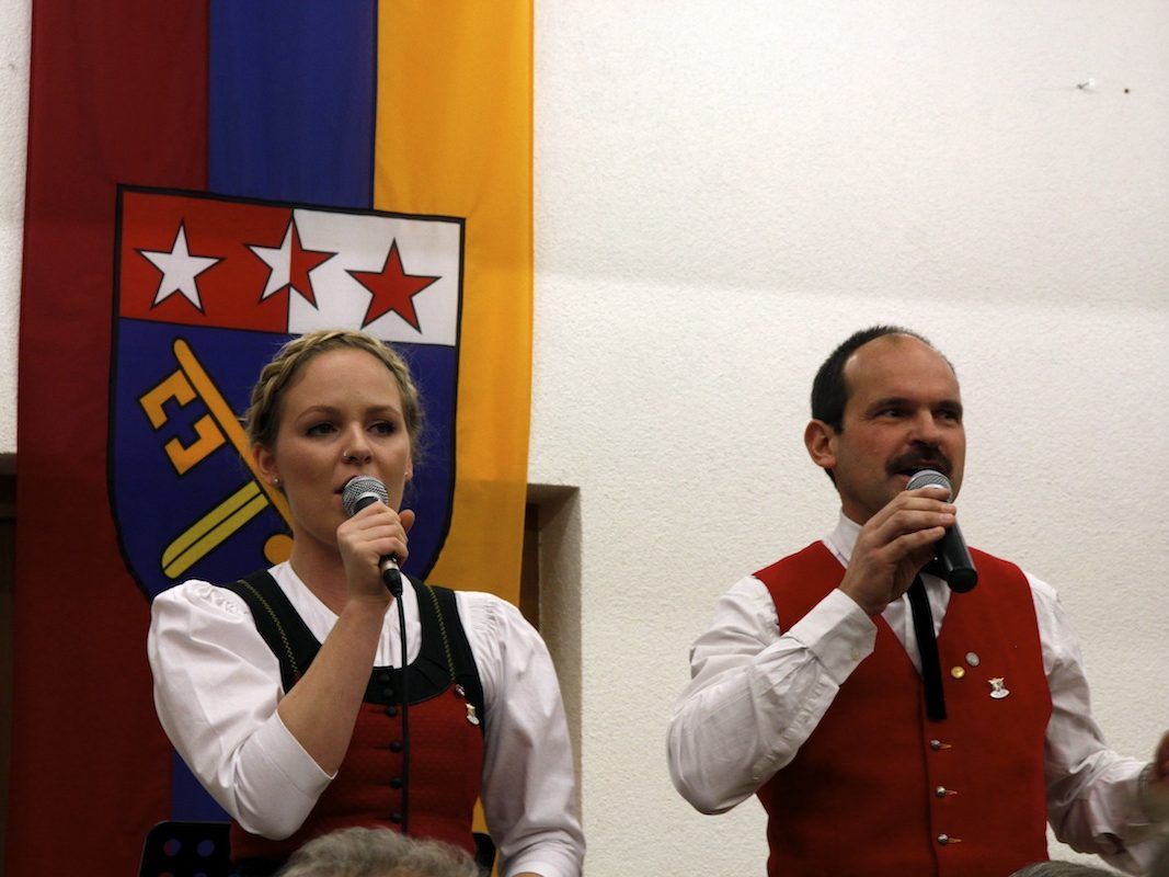 Eva und Hubert unterstützen die Musikantinnen und Musikanten gesanglich Eva und Hubert unterstützen die Musikantinnen und Musikanten gesanglich