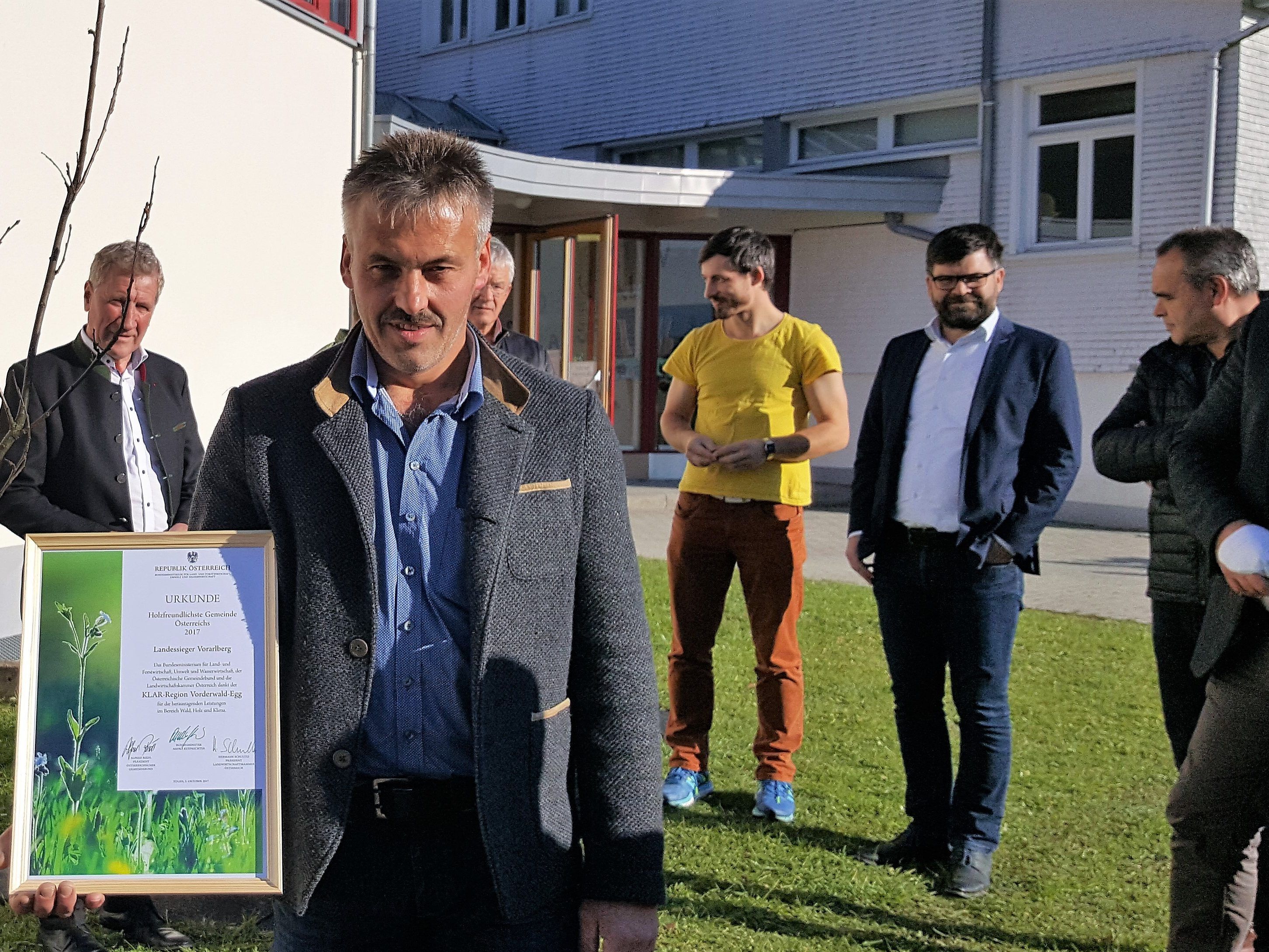 Der Sibratsgfäller Bürgermeister Martin Bereuter erhielt, stellvertretend für die Region, die Urkunde „Holzfreundlichste Region Vorarlbergs“. Der Sibratsgfäller Bürgermeister Martin Bereuter erhielt, stellvertretend für die Region, die Urkunde „Holzfreundlichste Region Vorarlbergs“.