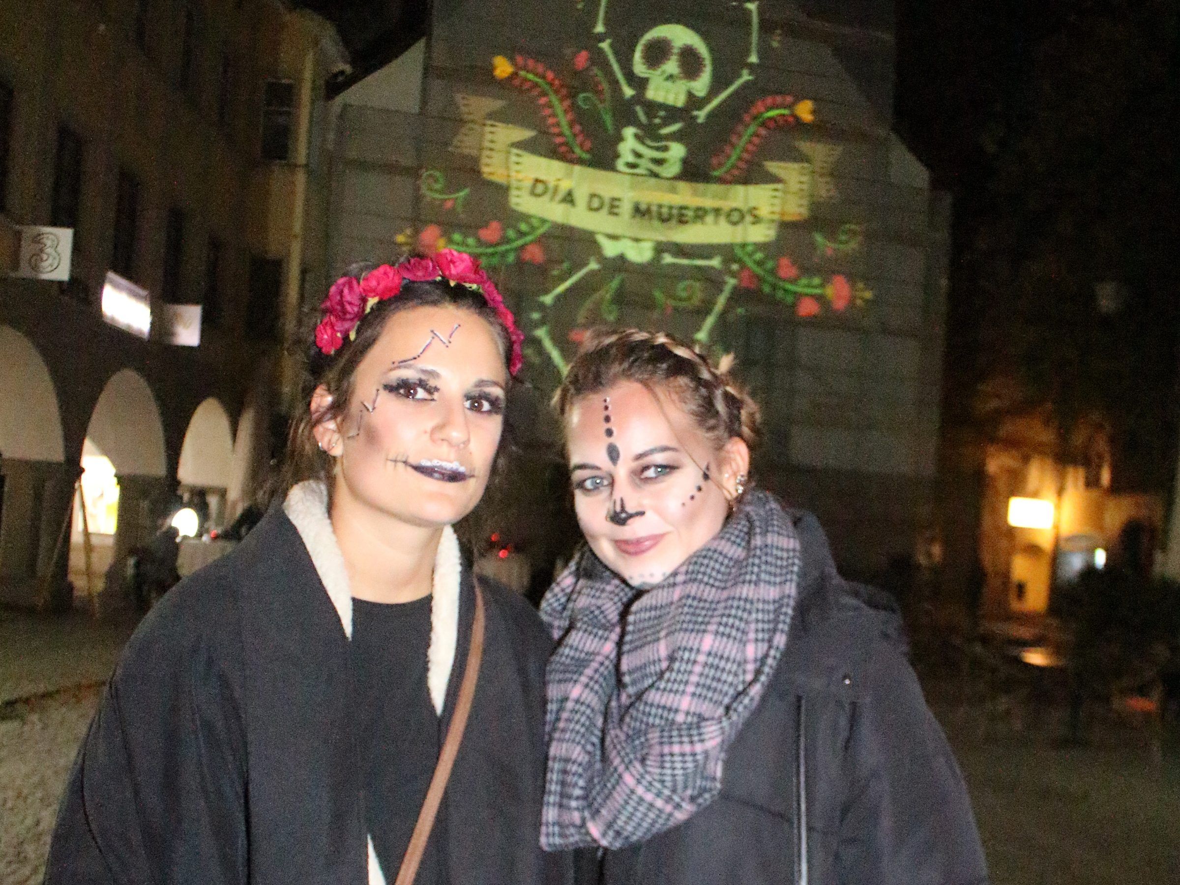 Vor einer Lichtinstallation wurde auf dem “Día de los Muertos” der Toten gedacht.