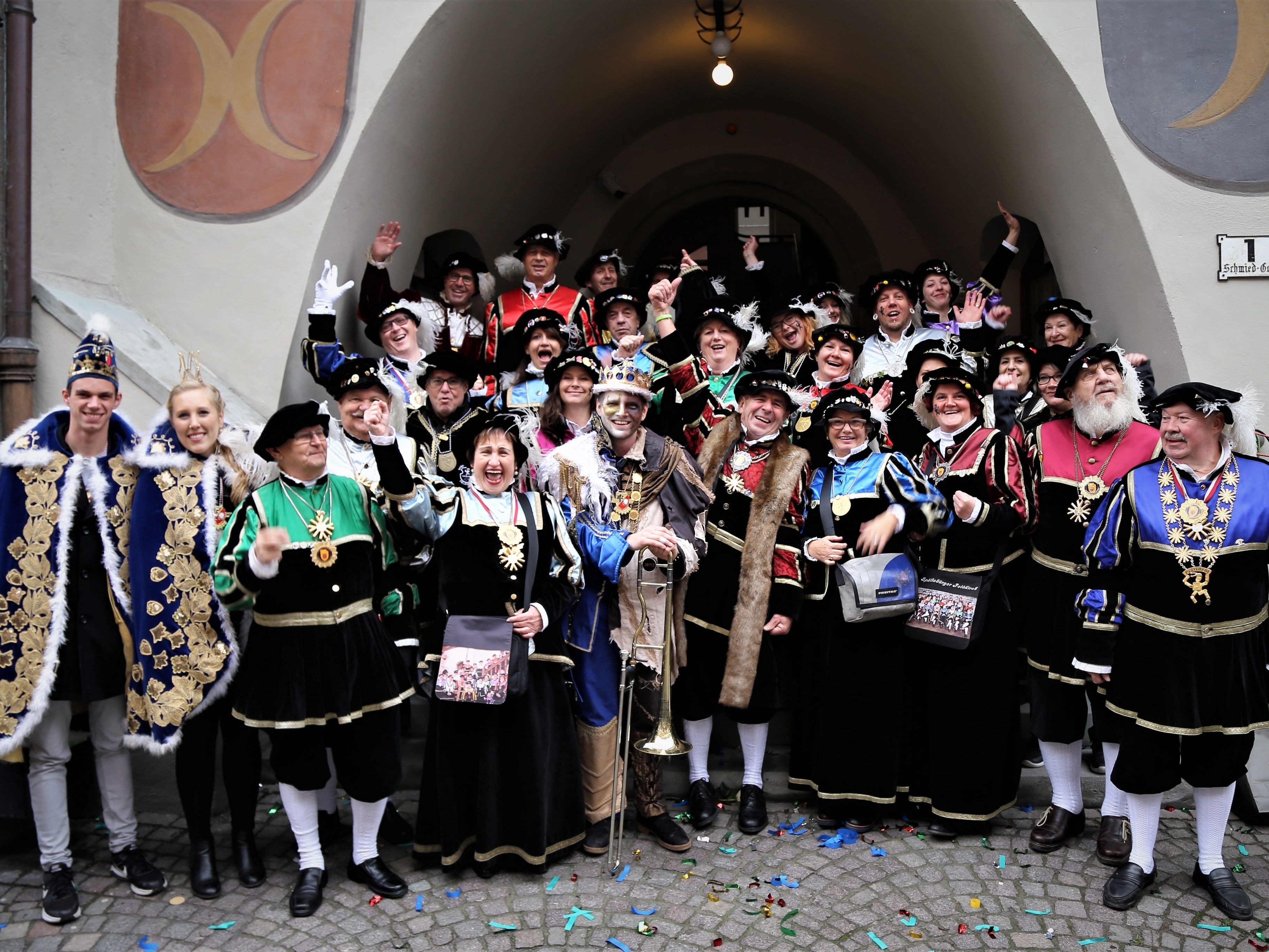 Büttenreden von Feldkirchs Spältabürgern und Spältaschränzern vor dem Rathaus. Büttenreden von Feldkirchs Spältabürgern und Spältaschränzern vor dem Rathaus.