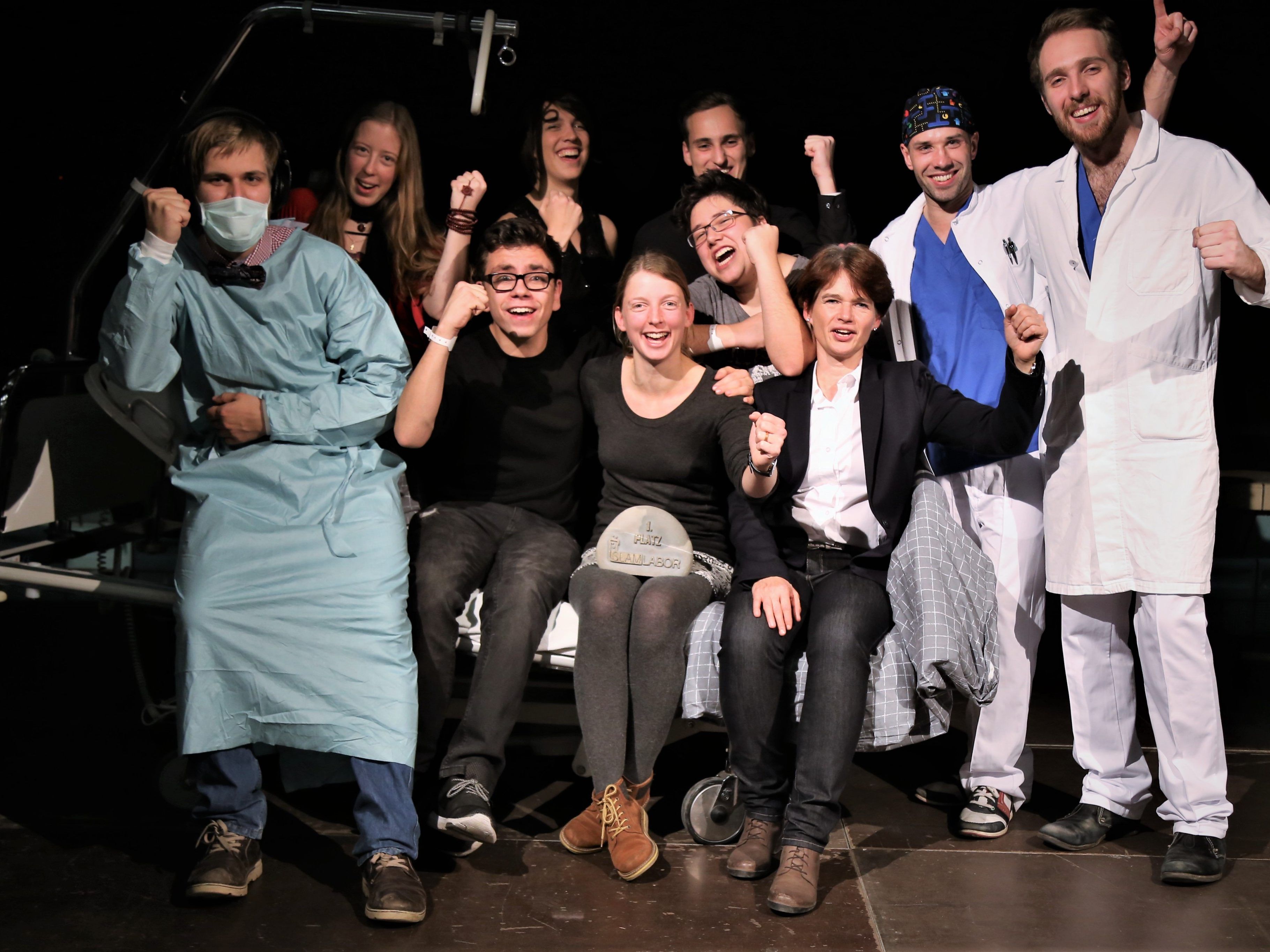Die sieben Teilnehmer mit DJ Felix Kaden (l.), Co-Moderator Dominik Klug (2. v. r) und Veranstalter Lukas Wagner (r.).