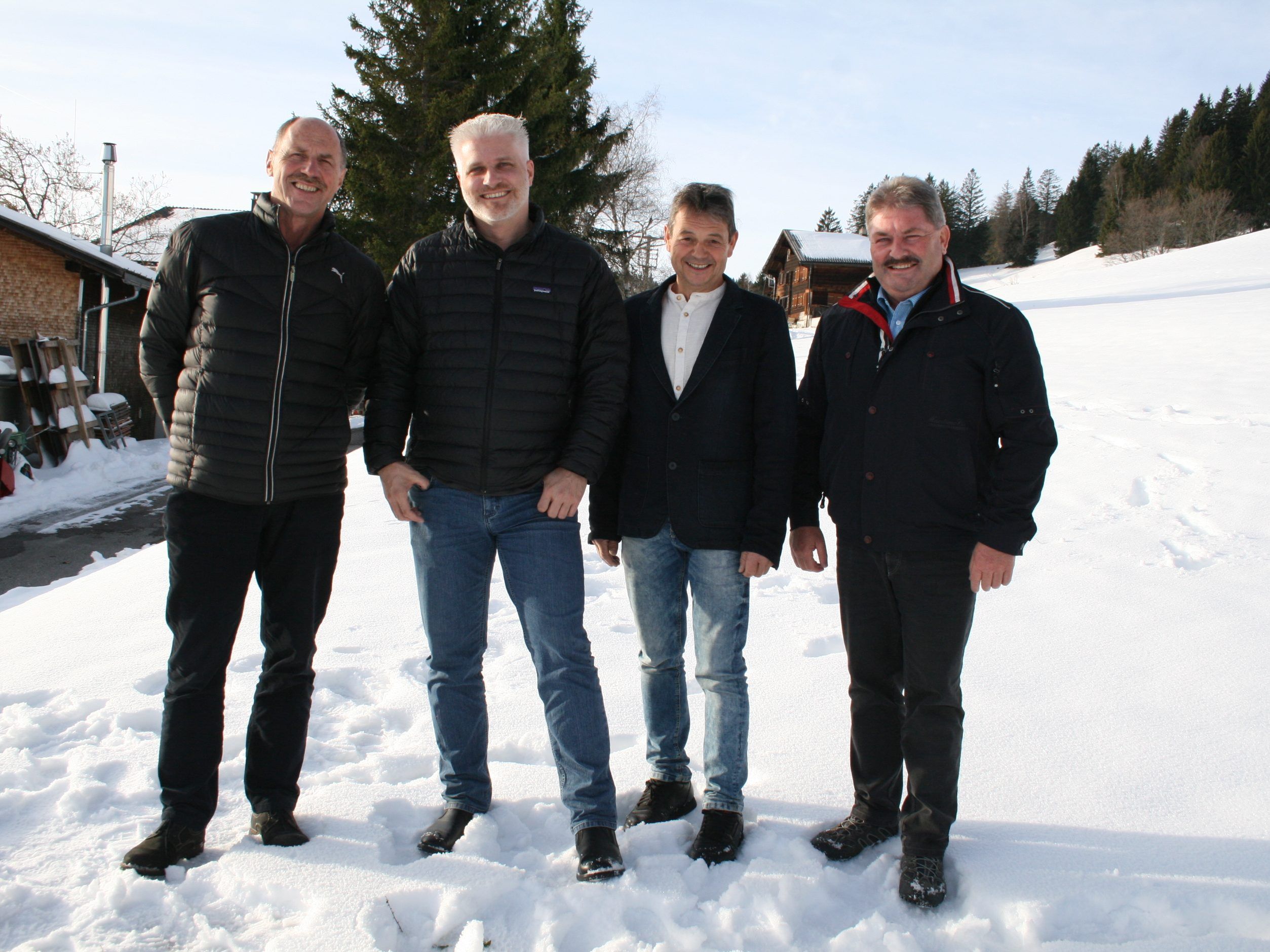 Die drei Bürgermeister Anton Mähr, Gerold Mähr und Walter Rauch sowie Dreiklang-GF Matthias Mayr beim Ausgangspunkt des neuen Winterwanderwegs am Hensler in Dünserberg