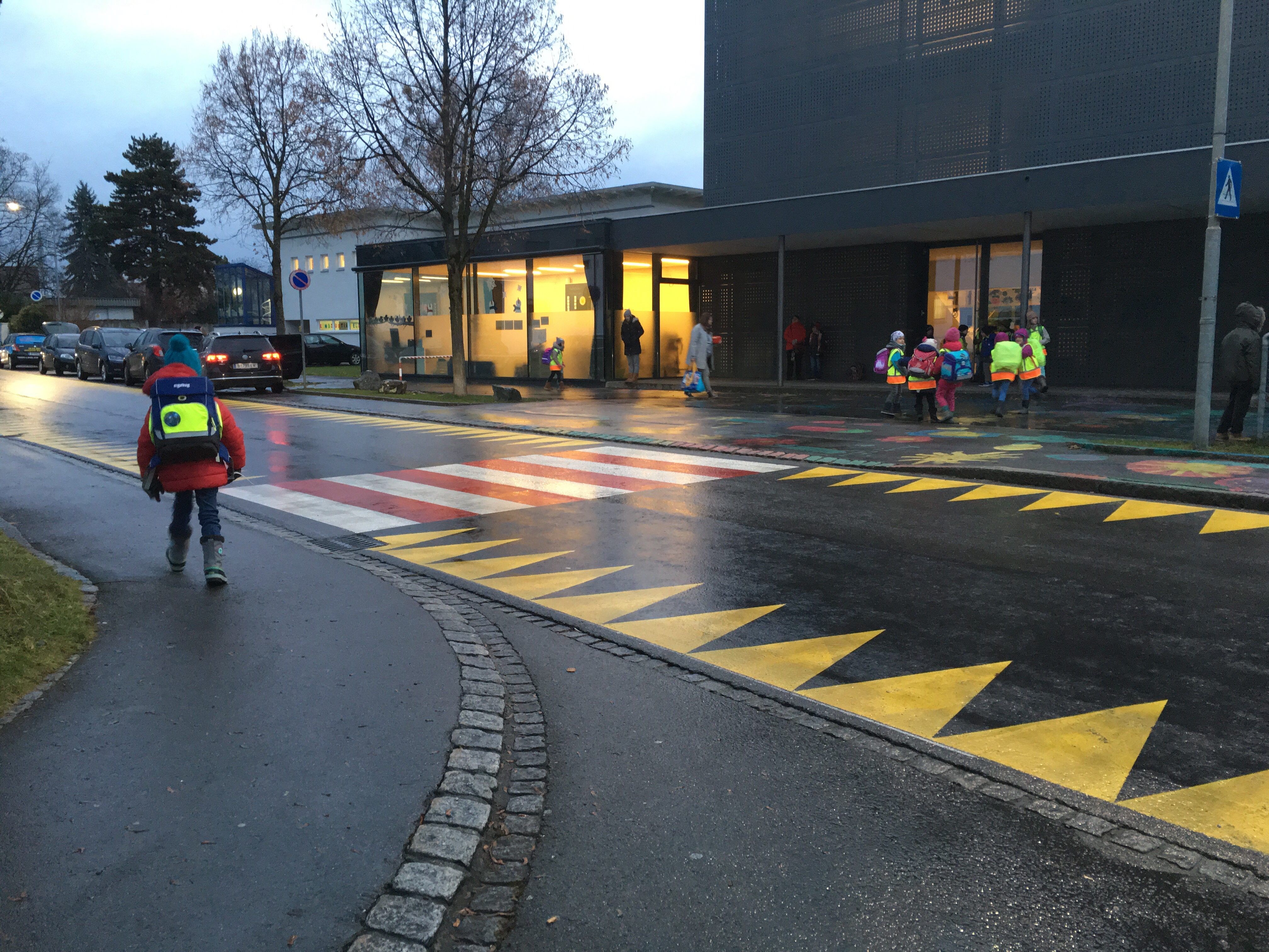 Die Dreiecke sollen die Straße enger erscheinen lassen. Die Dreiecke sollen die Straße enger erscheinen lassen.