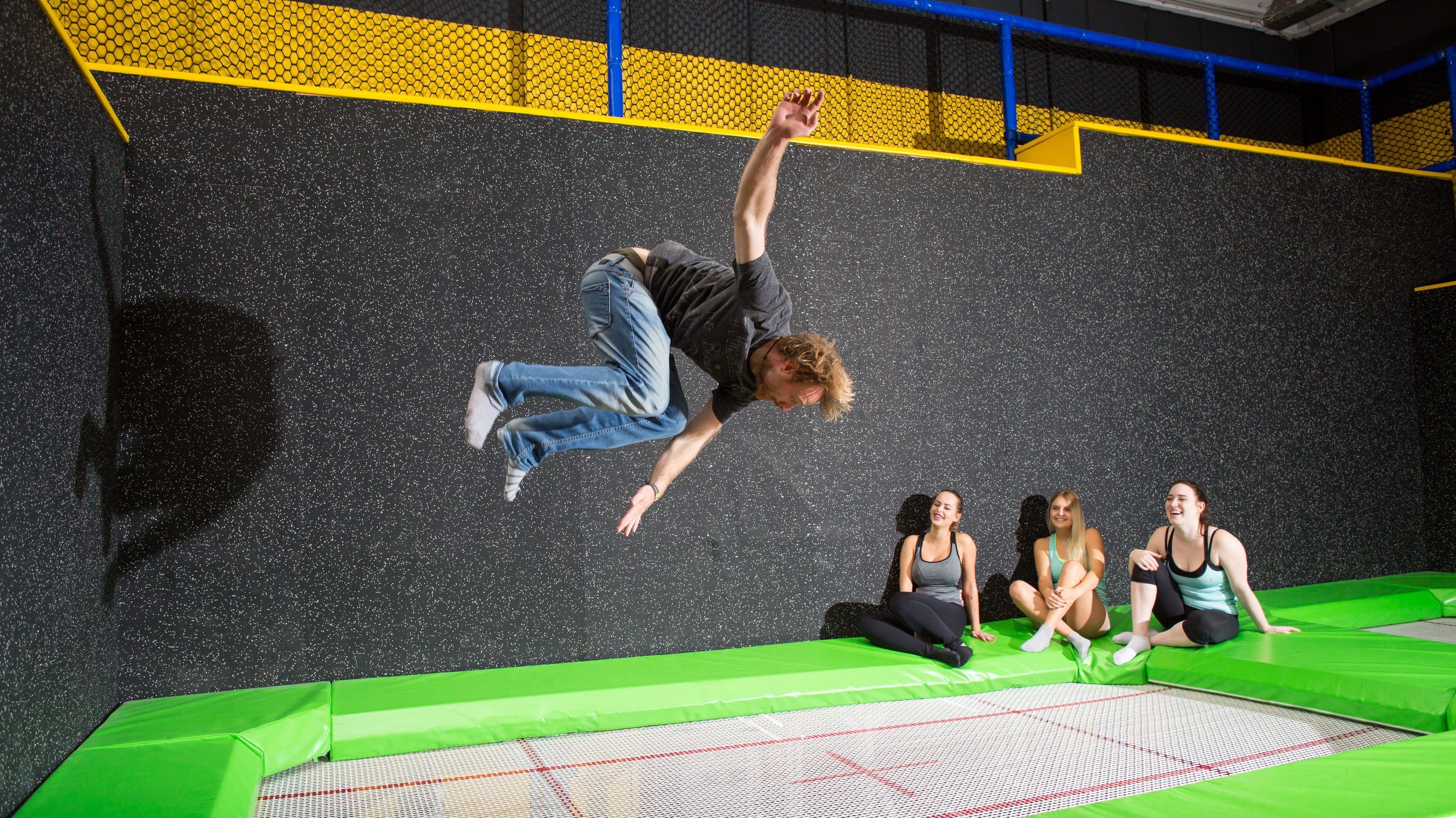 JumpMAXX in WienLiesing Wiens größte Trampolinwelt geht in