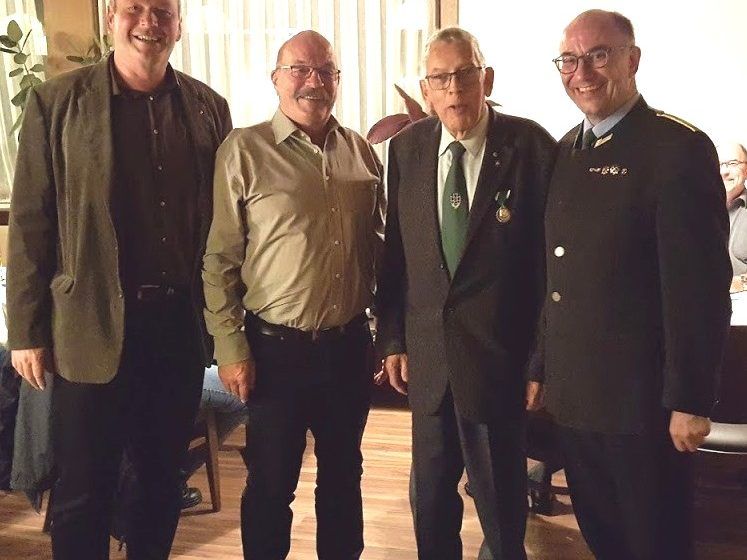 vlnr: Bgm Christian Loacker – Helmut Loacker – Ing. Veit Loacker – Landesobmann Alwin Denz. vlnr: Bgm Christian Loacker – Helmut Loacker – Ing. Veit Loacker – Landesobmann Alwin Denz.