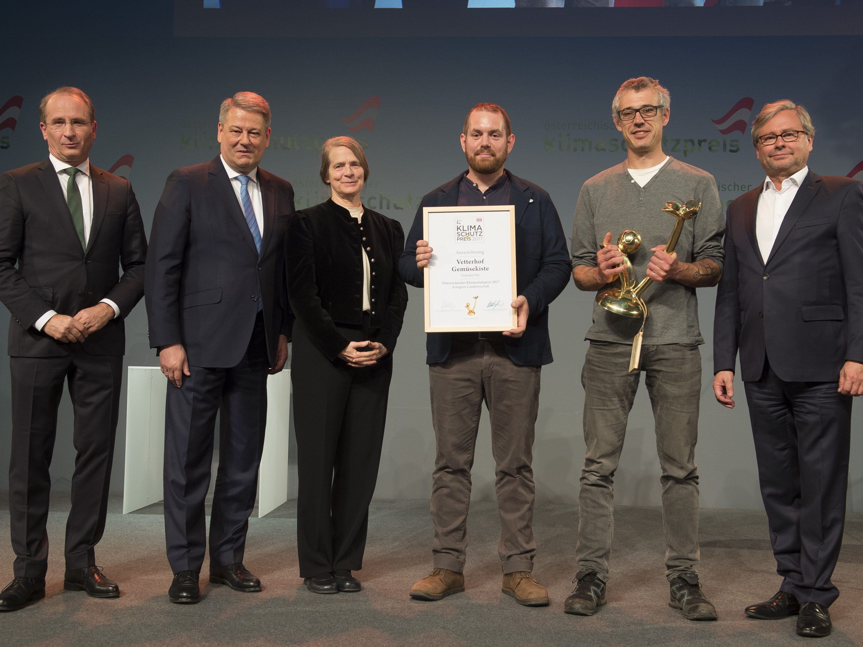 Stolze Sieger: Simon Vetter vom Vetterhof gewinnt zusammen mit Pedalpirat Ralph Hollenstein den Österreichischen Klimaschutzpreis 2017, überreicht von Landwirtschaftsminister Andrä Rupprechter und ORF-Generaldirektor Alexander Wrabetz.