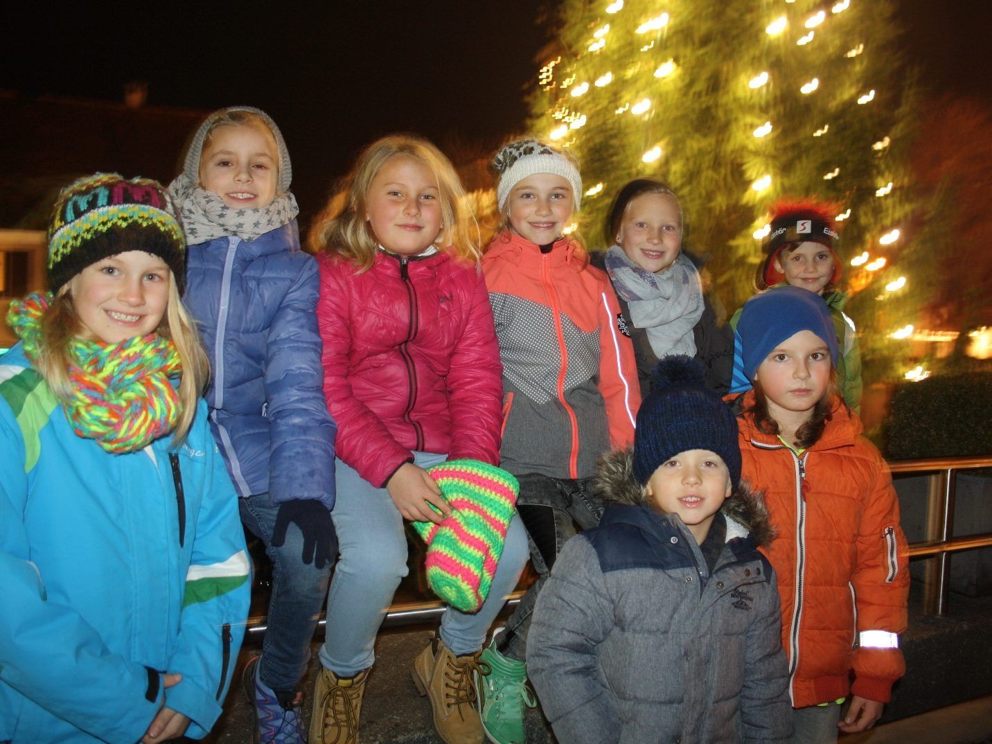 Mit einem stimmungsvollen Adventmarkt am „Roten Platz“ und der traditionellen Entzündung der Weihnachtsbeleuchtung wird der diesjährige „Lochauer Adventzauber“ eröffnet.