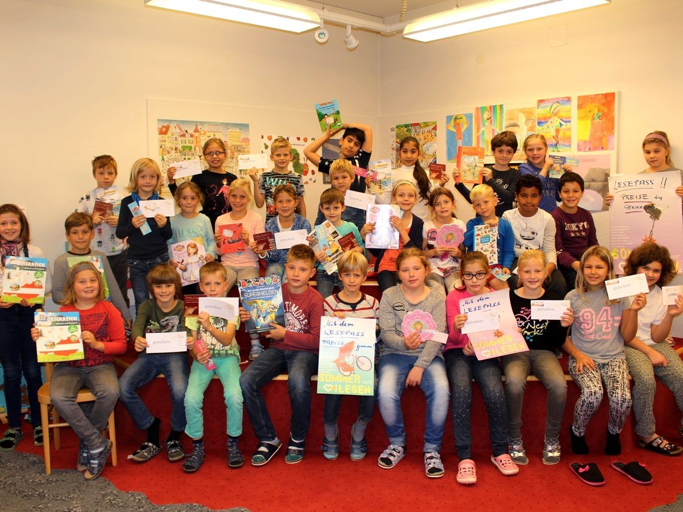 Im Rahmen der „Aktion Sommerlesen“ konnten sich bei der Preisverteilung in der Lochauer Bücherei-Spielothek  über 40 junge Leserinnen und Leser über ein kleines Buchgeschenk oder einen Buchgutschein freuen.
