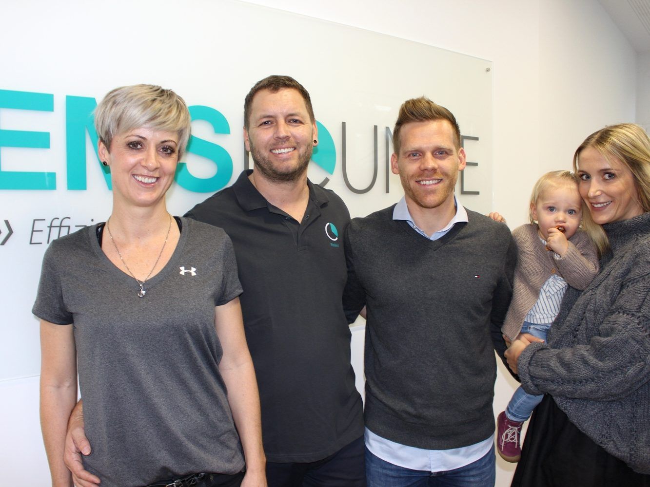 EMS-Personal-Trainer Bettina und Roland Sinz mit Benedikt, Daniela und Klein-Emma Waldner (Gründer EMS-Lounge®) aus Deutschland. EMS-Personal-Trainer Bettina und Roland Sinz mit Benedikt, Daniela und Klein-Emma Waldner (Gründer EMS-Lounge®) aus Deutschland.
