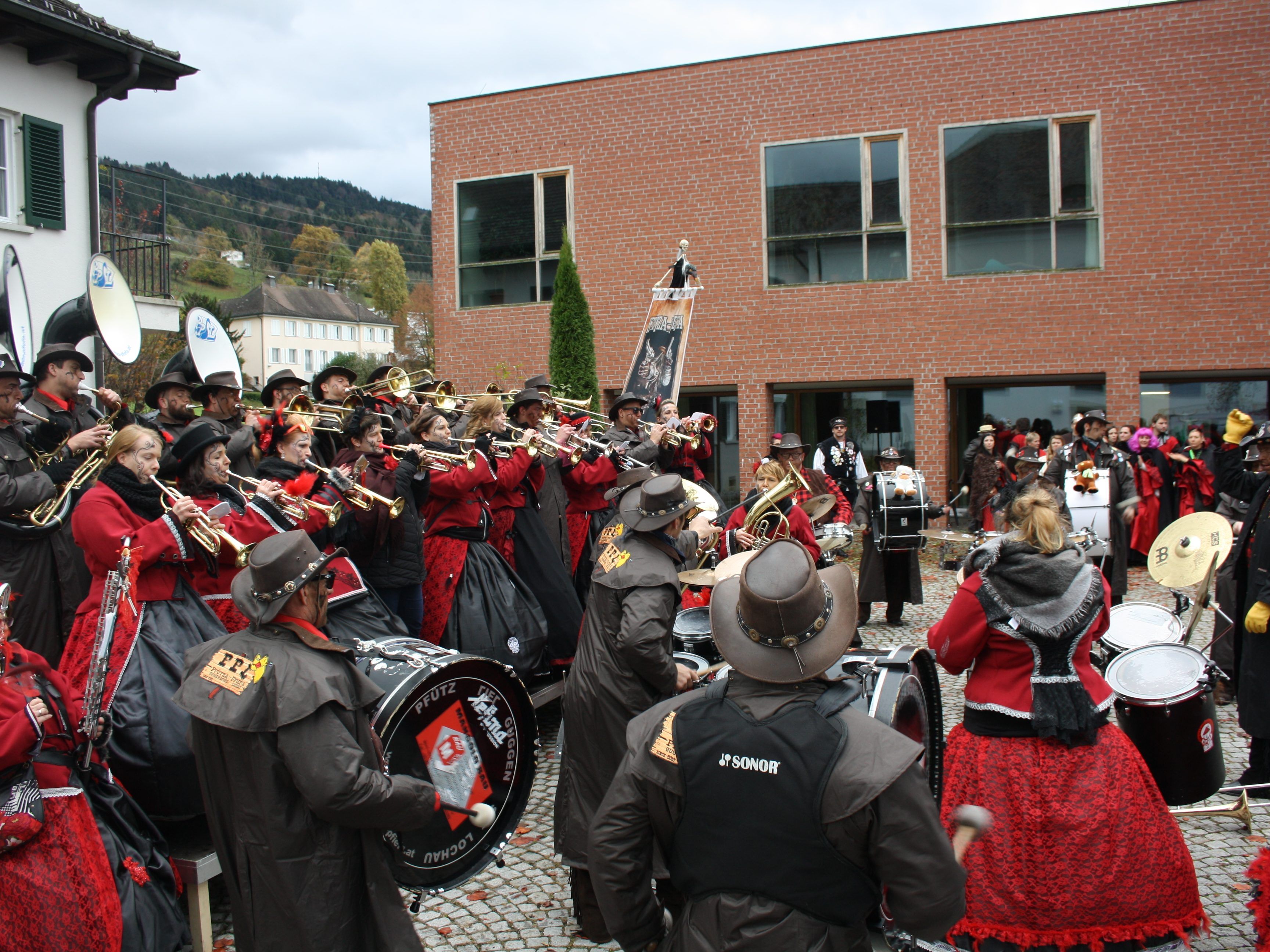 Traditionell eröffnet die „Pfütza-Pfiefa Guggenmusik Lochau“ am 11.11. pünktlich um 11 Uhr 11 die Faschingssaison in Lochau.
