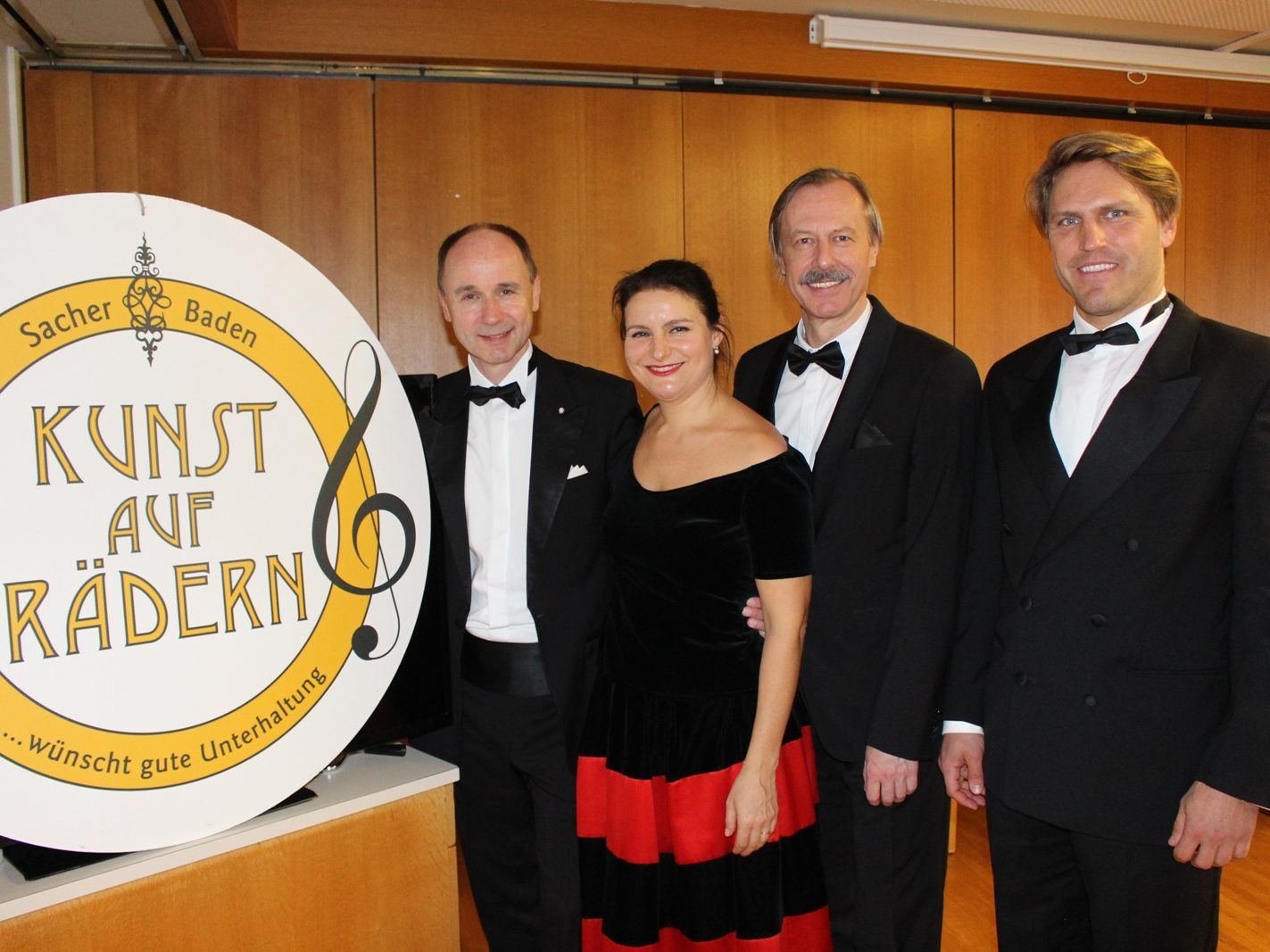 Die Künstlergruppe „Kunst auf Rädern“ mit Herbert Fischerauer, Doris Drechsel, Pavel Singer und Anton Graner (von links) kam gerne zu einem Konzert ins Jesuheim nach Oberlochau. Die Künstlergruppe „Kunst auf Rädern“ mit Herbert Fischerauer, Doris Drechsel, Pavel Singer und Anton Graner (von links) kam gerne zu einem Konzert ins Jesuheim nach Oberlochau.