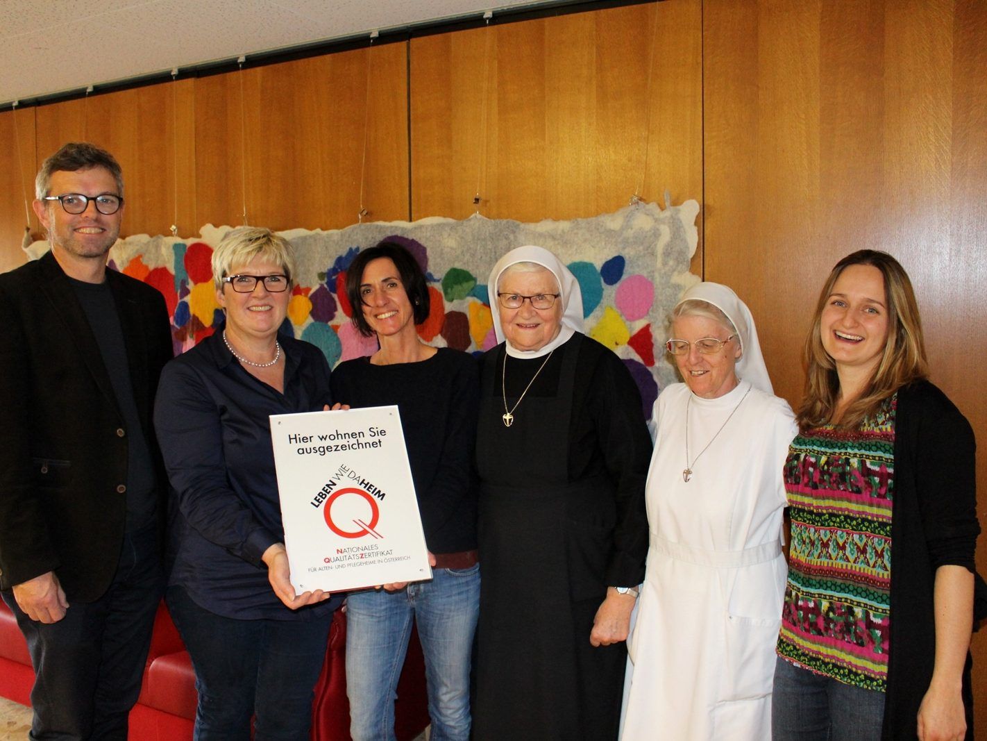 NQZ-Zertifikat für das Pflegeheim Jesuheim: Martin Herburger (Land Vorarlberg), Heimleiterin Marion Bumberger, Pflegedienstleiterin Gertrud Weber, Sr. Oberin Adela Gisinger, Sr. J. Nikolina Walch und Qualitätsmanagerin Irmgard Brunner. NQZ-Zertifikat für das Pflegeheim Jesuheim: Martin Herburger (Land Vorarlberg), Heimleiterin Marion Bumberger, Pflegedienstleiterin Gertrud Weber, Sr. Oberin Adela Gisinger, Sr. J. Nikolina Walch und Qualitätsmanagerin Irmgard Brunner.