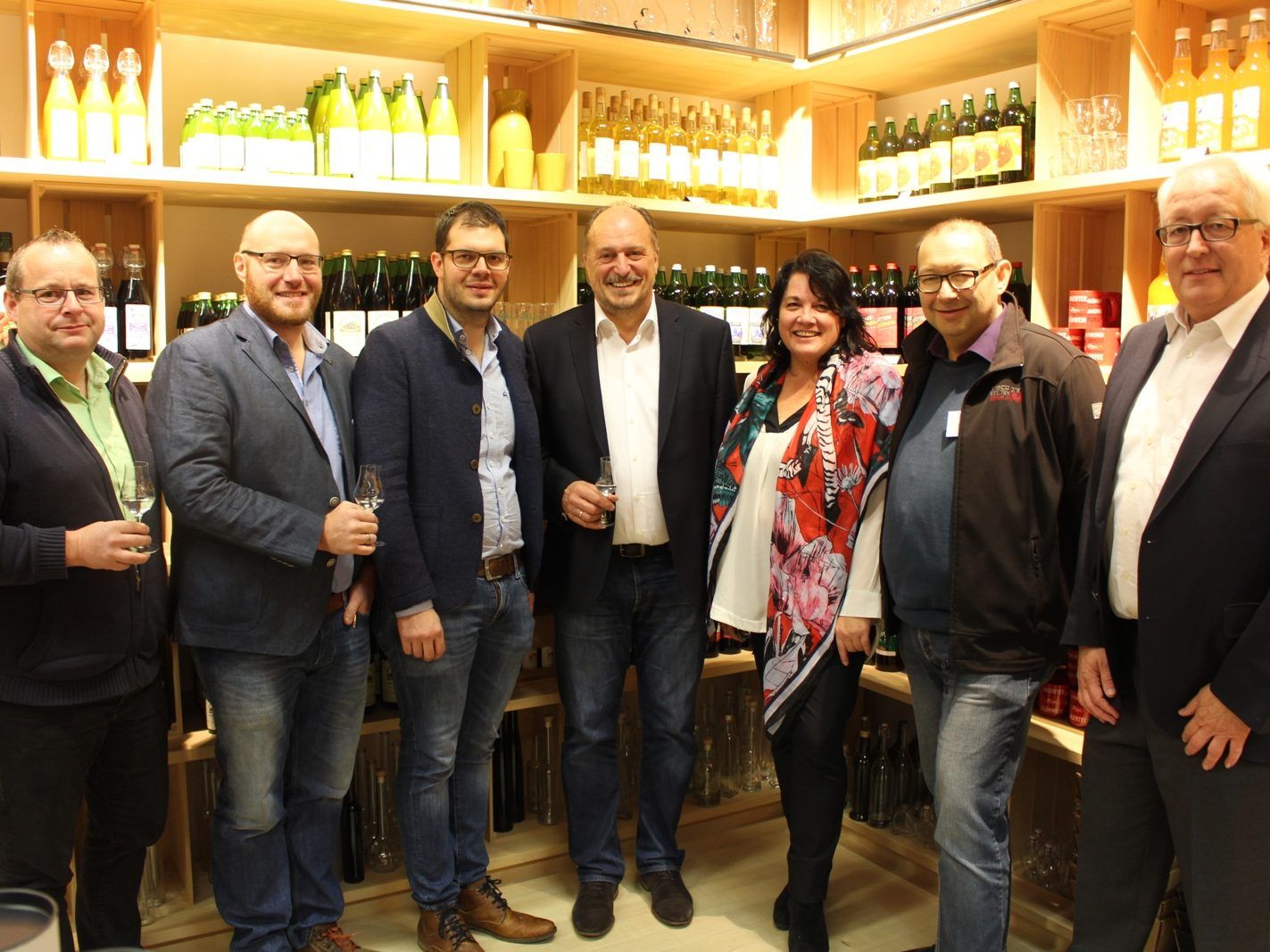 Gastgeber und „Regio“: Günter Suppan (fine&more), Thomas und Maximilian Prinz, Regio-Obmann Bgm. Karl Hehle, Manuela Hack (Regio-Koordinatorin), Bgm. Wolfgang Langes und Bgm. Michael Simma. Gastgeber und „Regio“: Günter Suppan (fine&more), Thomas und Maximilian Prinz, Regio-Obmann Bgm. Karl Hehle, Manuela Hack (Regio-Koordinatorin), Bgm. Wolfgang Langes und Bgm. Michael Simma.