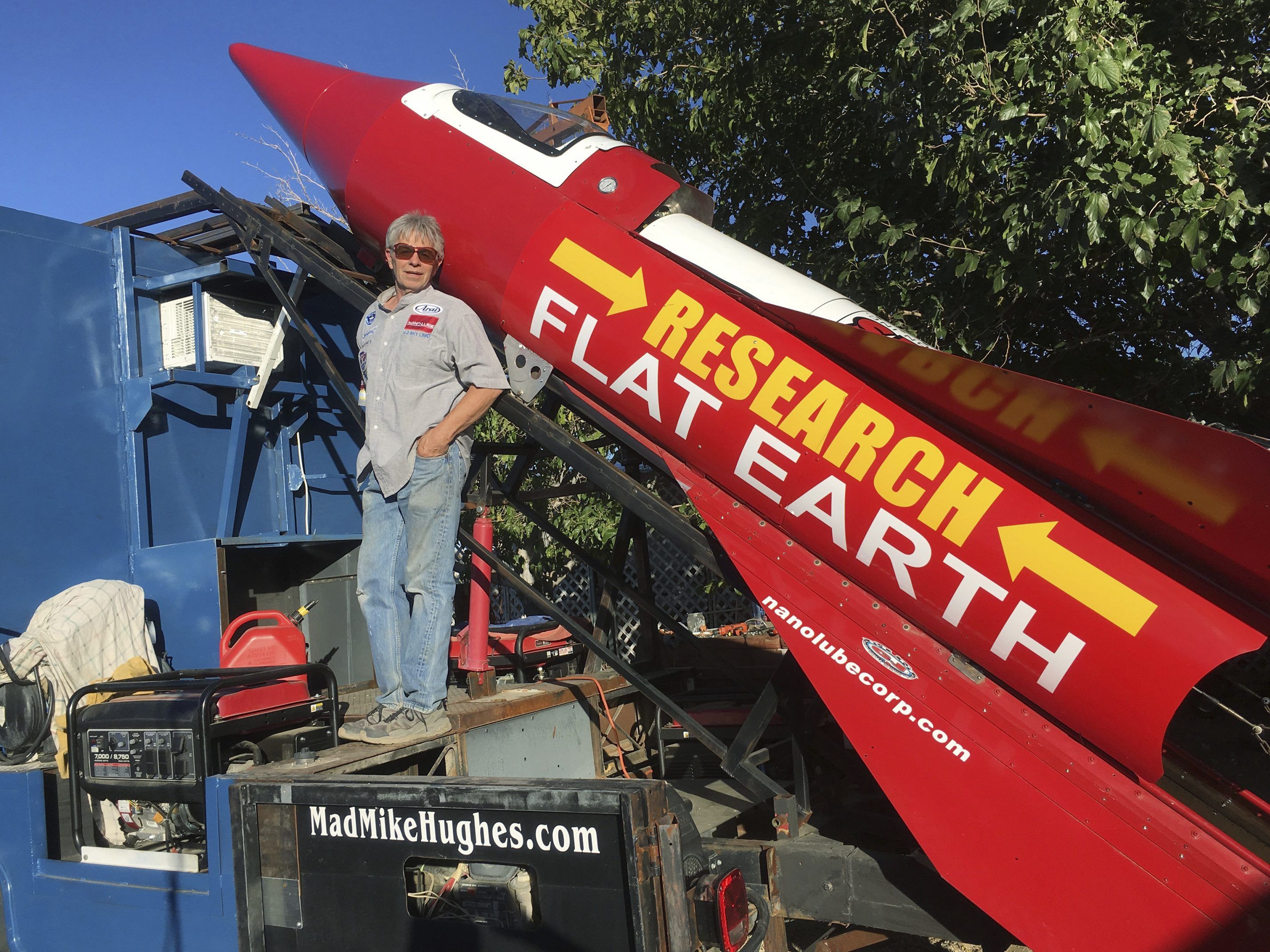 "Mad Mike" Hughes mit seiner selbst gebauten Rakete. "Mad Mike" Hughes mit seiner selbst gebauten Rakete.